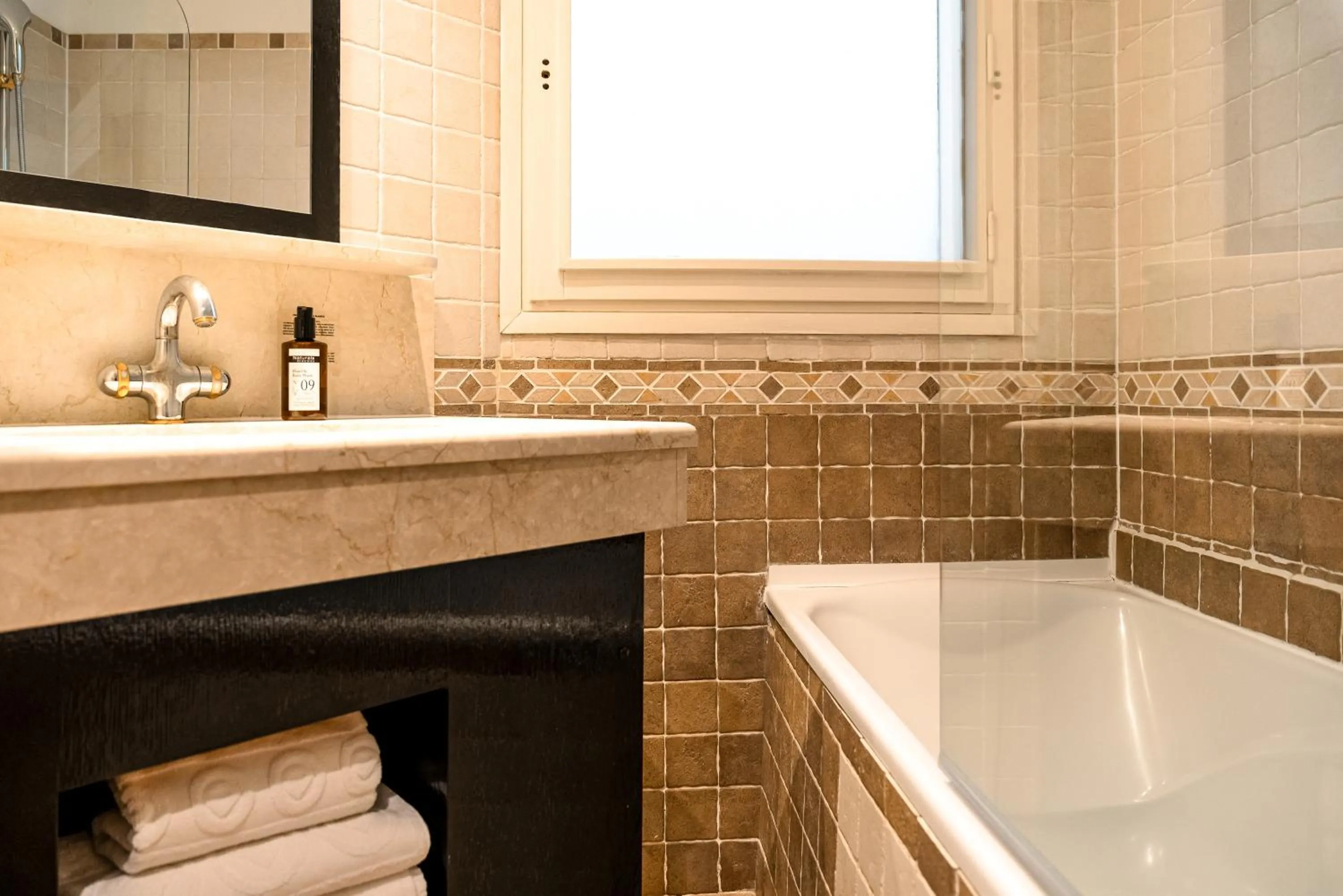 Bathroom in Pavillon Opéra Grands Boulevards