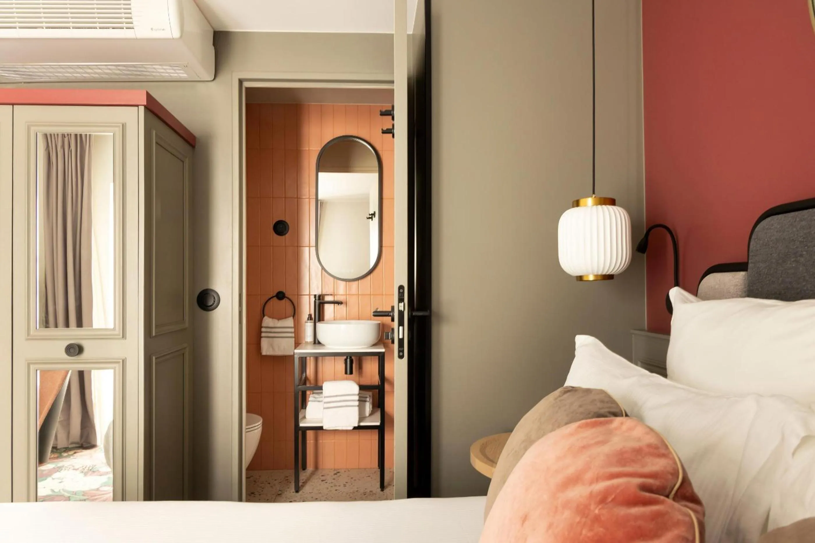 Bathroom, Bed in La Dépendance