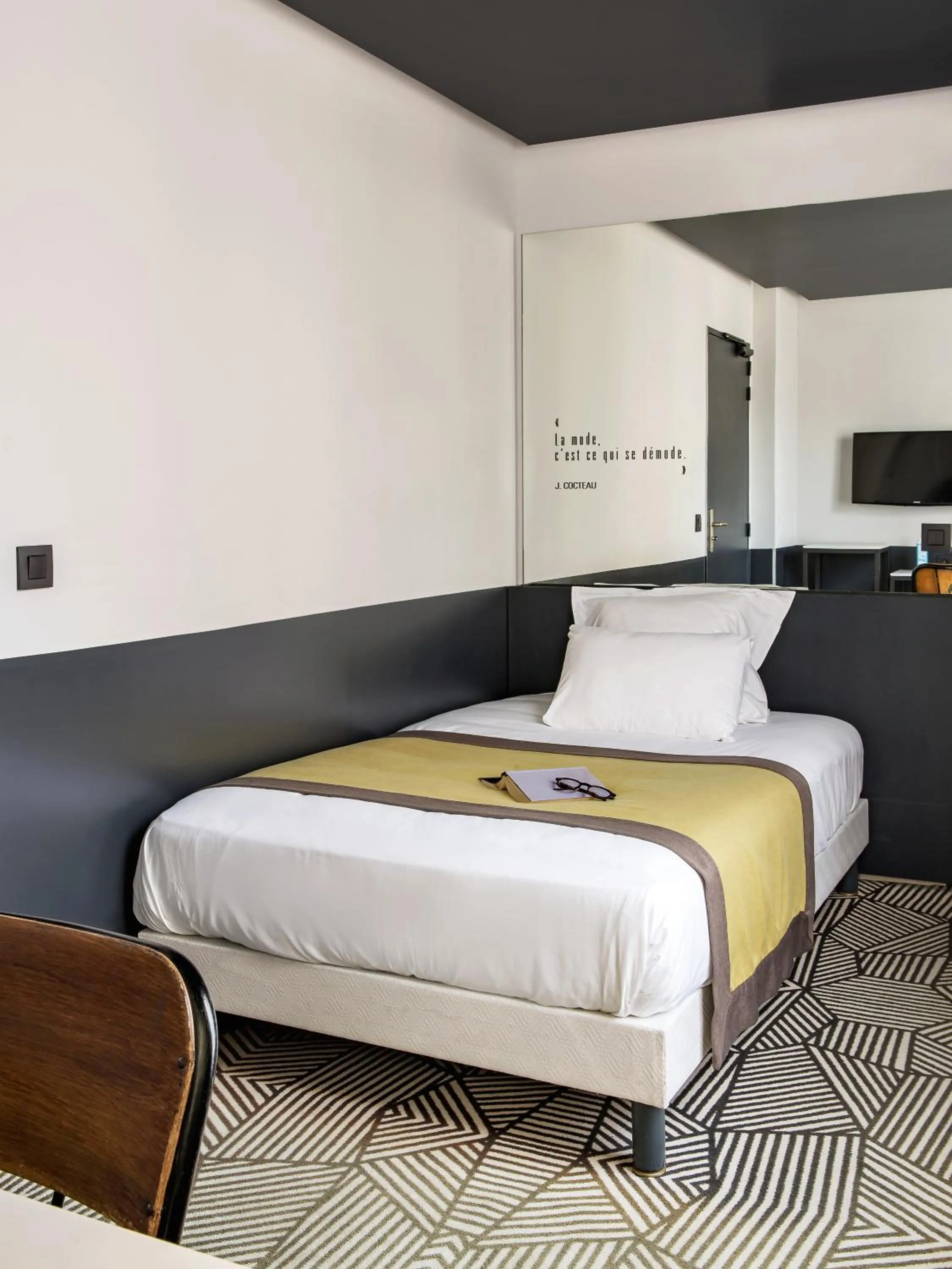 Photo of the whole room, Bed in Hôtel Gaston