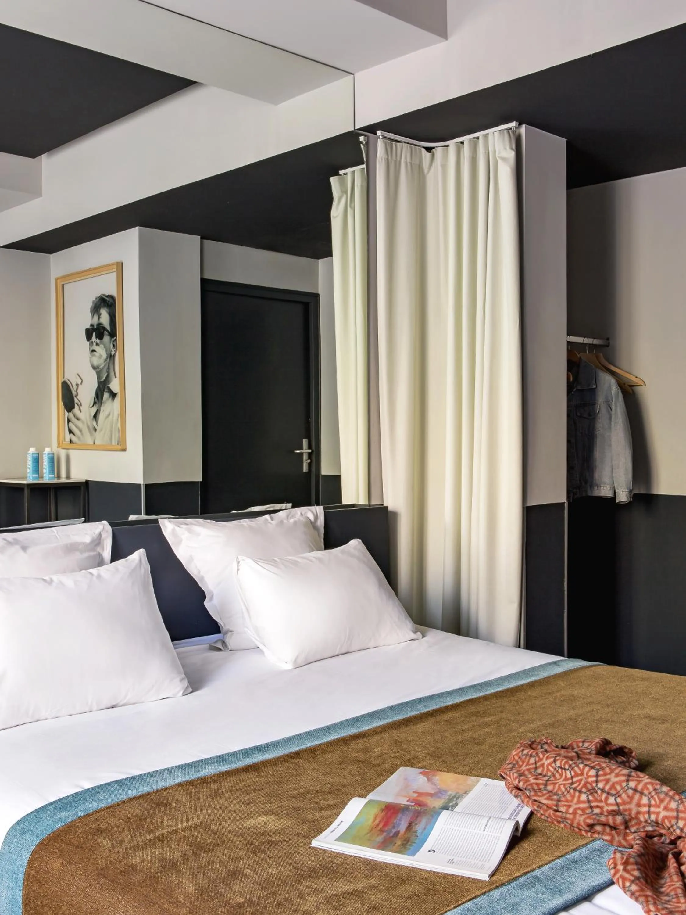 Photo of the whole room, Bed in Hôtel Gaston