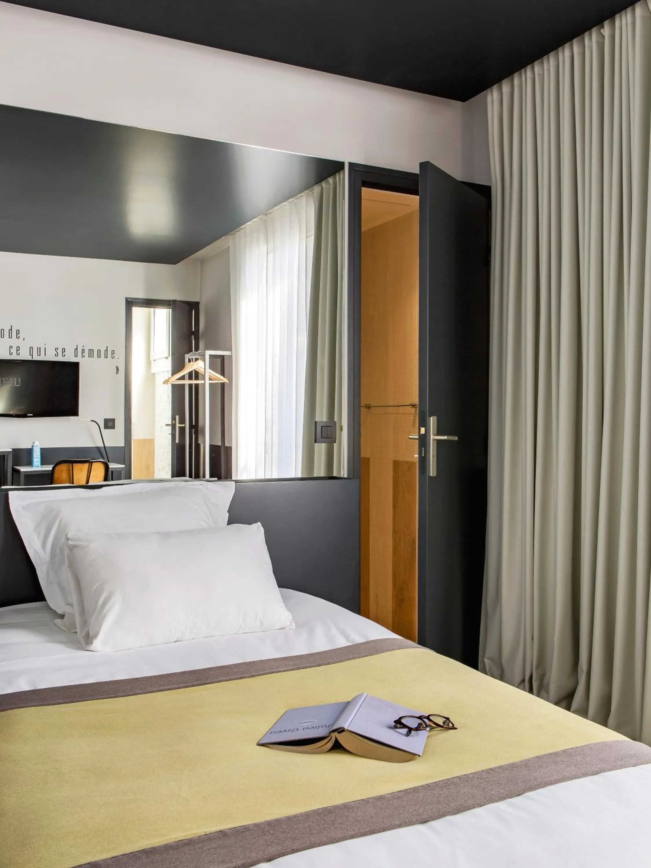 Photo of the whole room, Bed in Hôtel Gaston