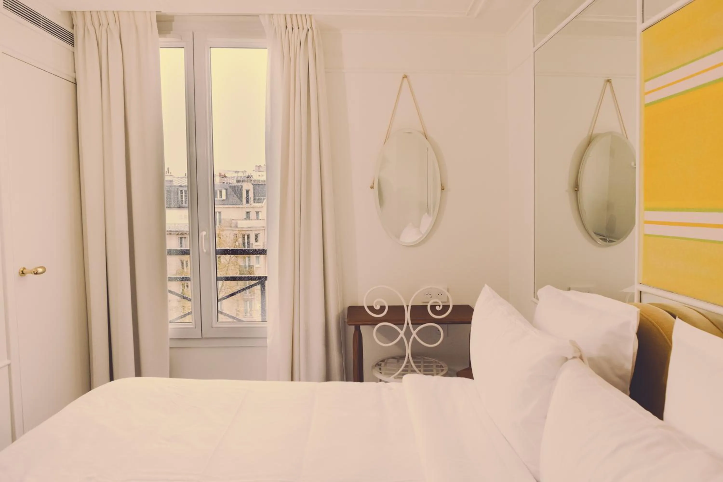 Bed in Hôtel Gaston