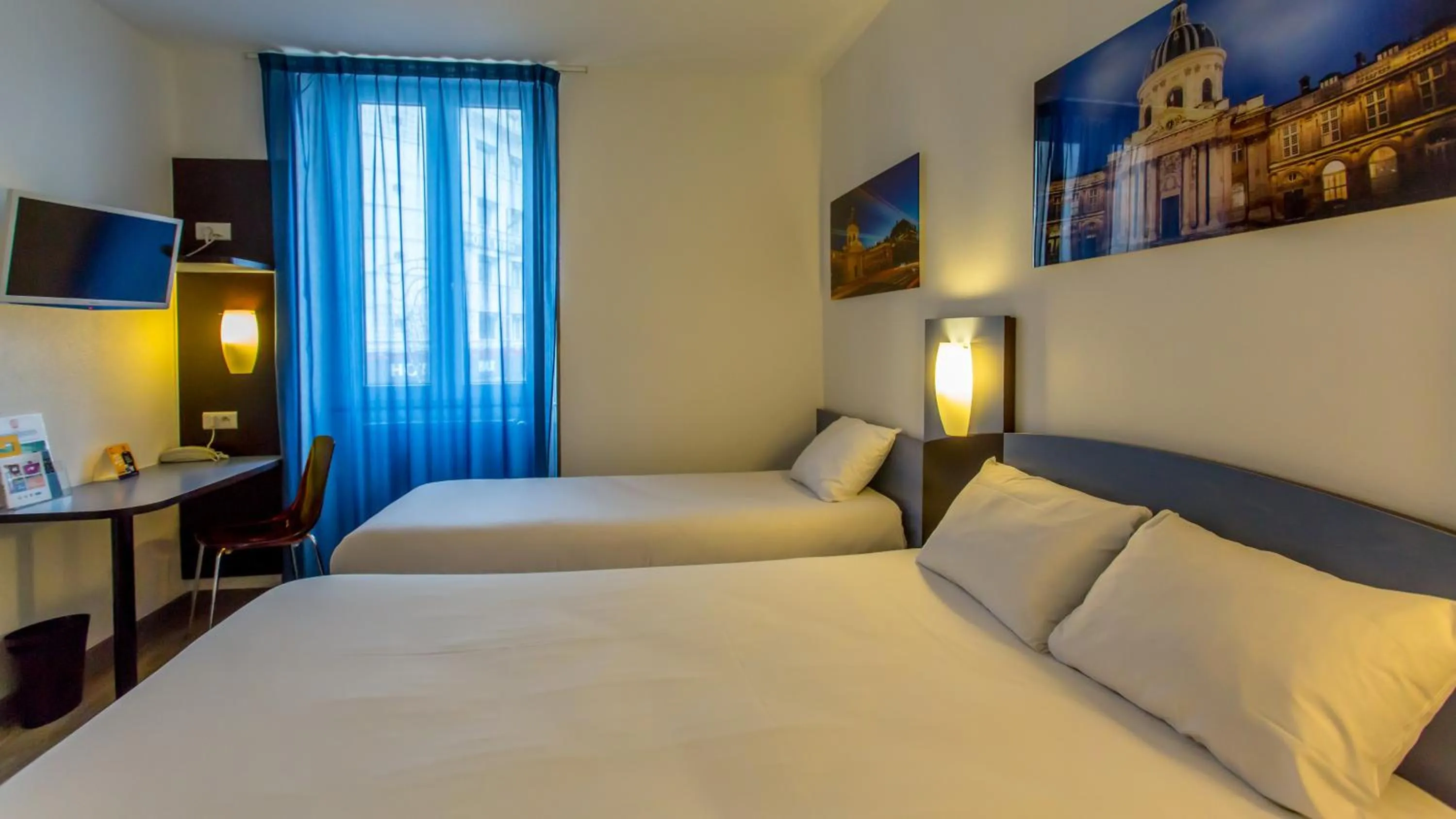 Photo of the whole room, Bed in Hôtel The Originals Access - proche centre-ville - Gare