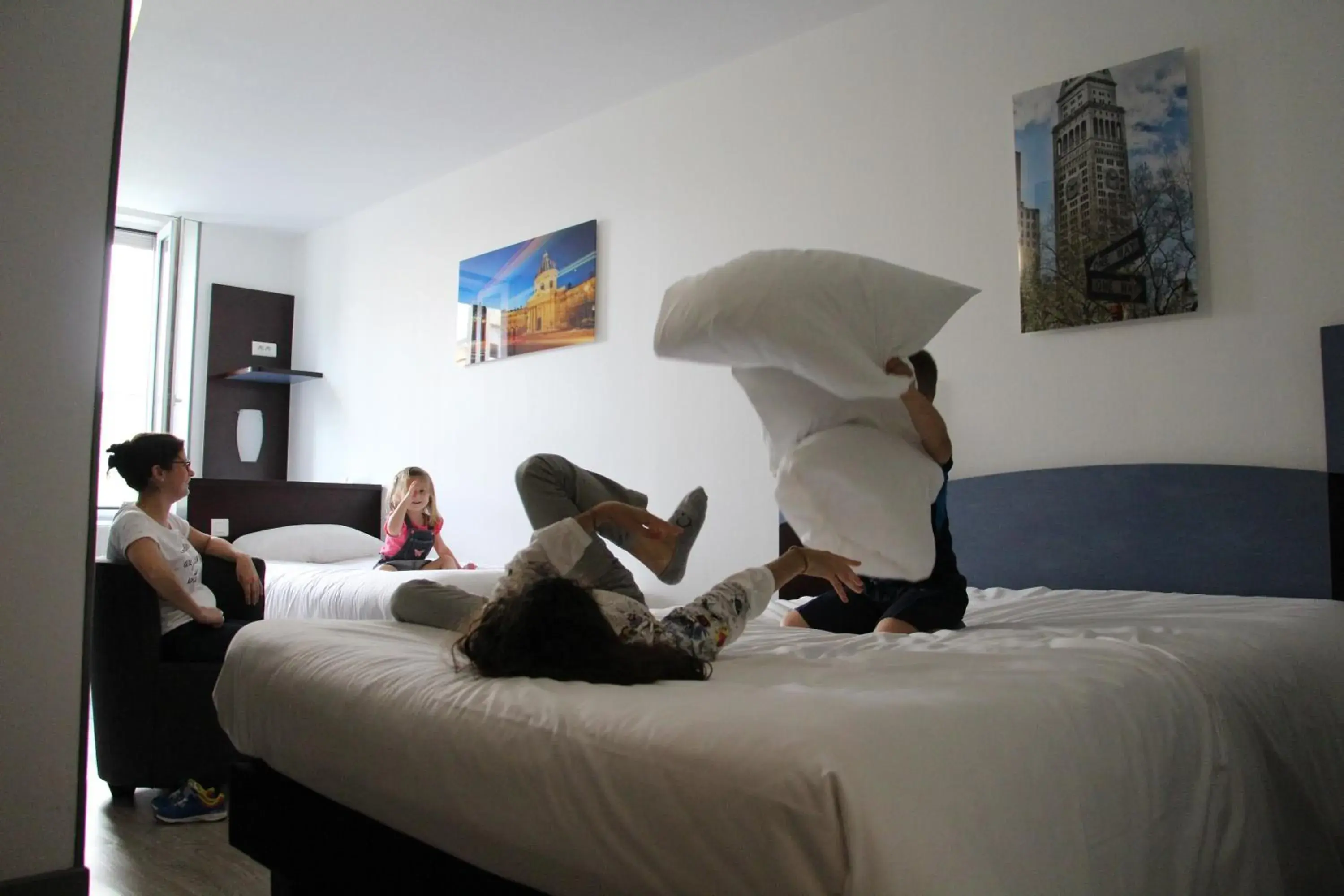 children, Bed in Hôtel The Originals Access - proche centre-ville - Gare children, Bed in Hôtel The Originals Access - proche centre-ville - Gare