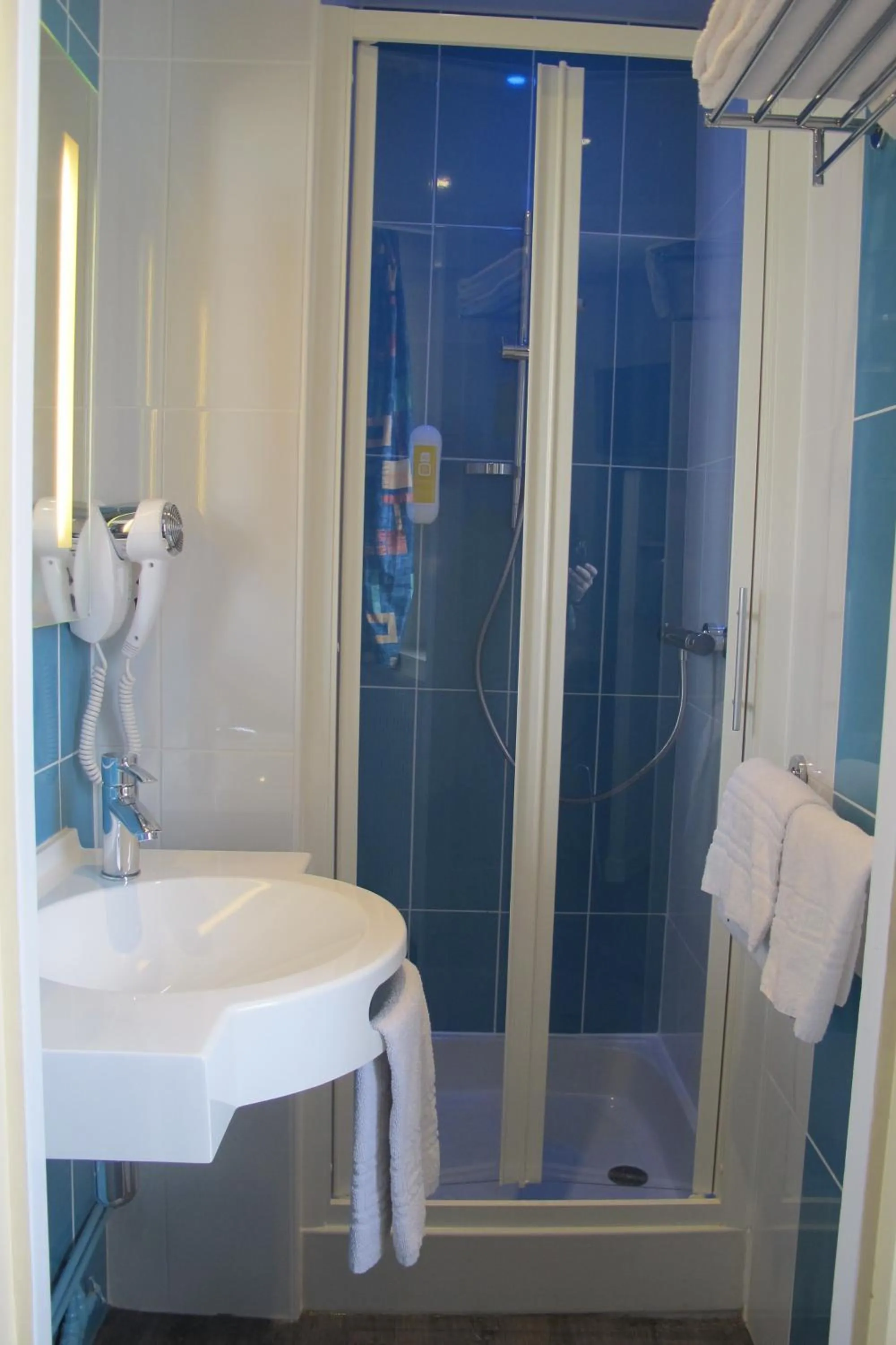 Bathroom in Hôtel The Originals Access - proche centre-ville - Gare