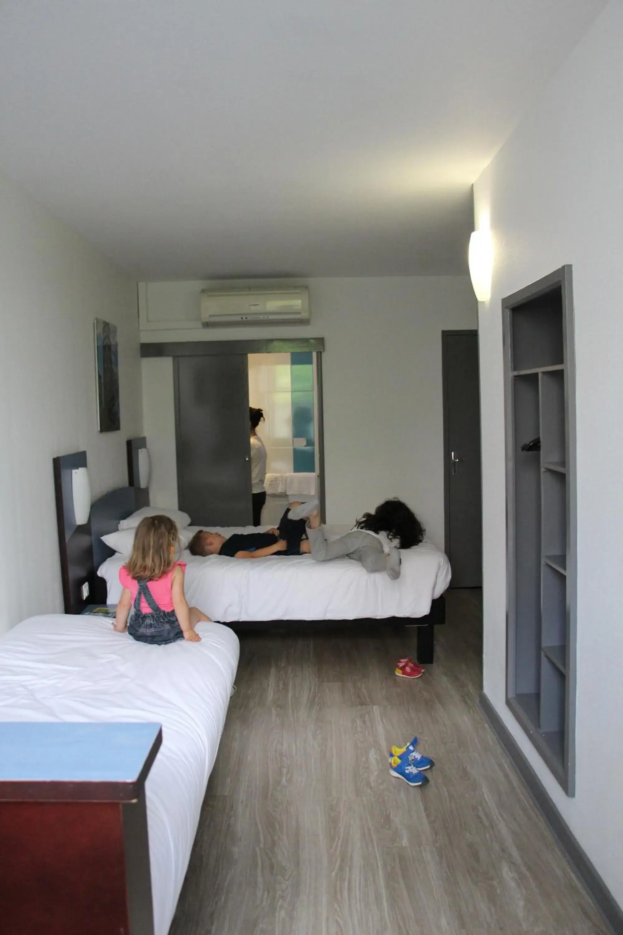 young children, Bed in Hôtel The Originals Access - proche centre-ville - Gare young children, Bed in Hôtel The Originals Access - proche centre-ville - Gare