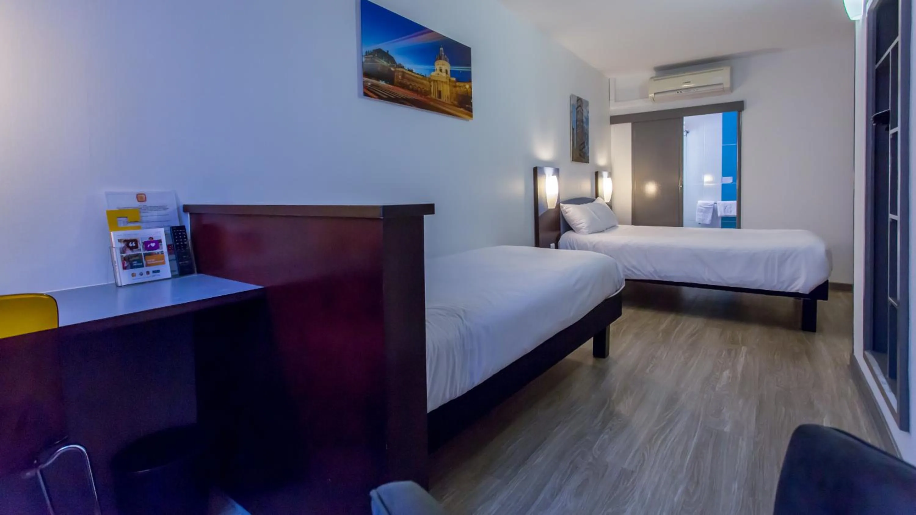 Photo of the whole room, Bed in Hôtel The Originals Access - proche centre-ville - Gare