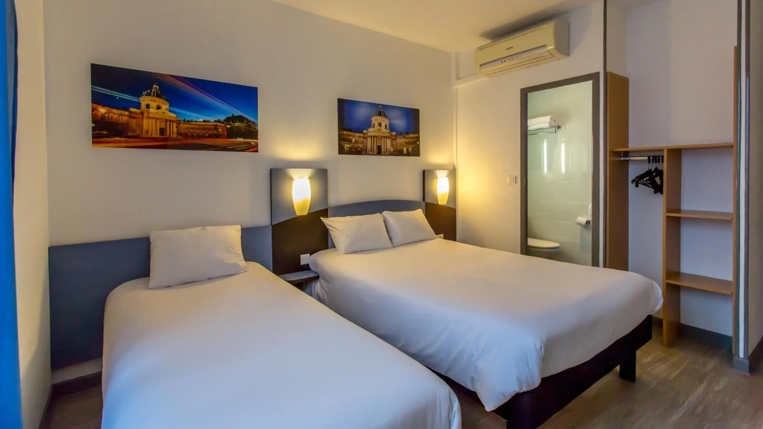 Photo of the whole room, Bed in Hôtel The Originals Access - proche centre-ville - Gare Photo of the whole room, Bed in Hôtel The Originals Access - proche centre-ville - Gare