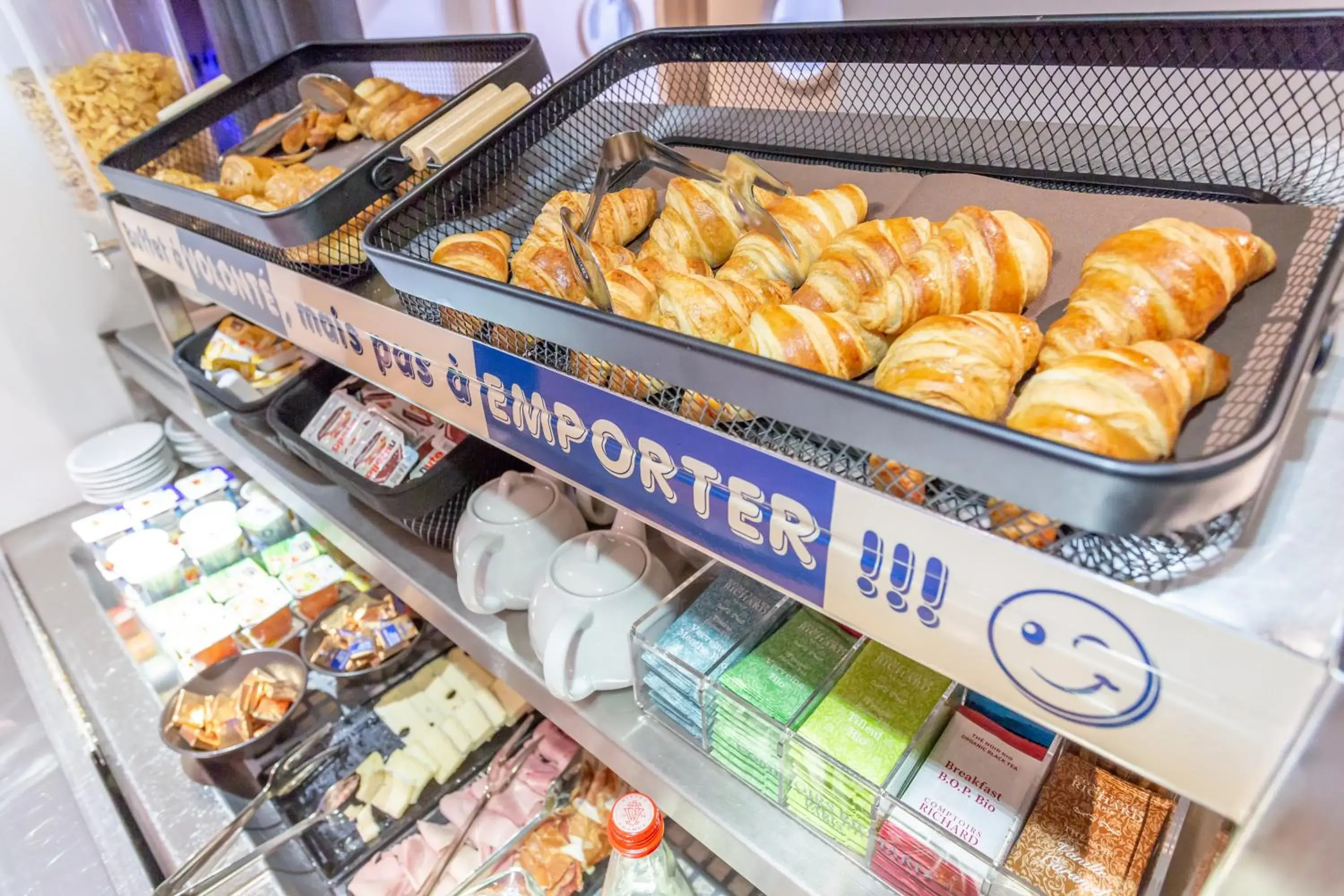 Breakfast in Hôtel The Originals Access - proche centre-ville - Gare Breakfast in Hôtel The Originals Access - proche centre-ville - Gare