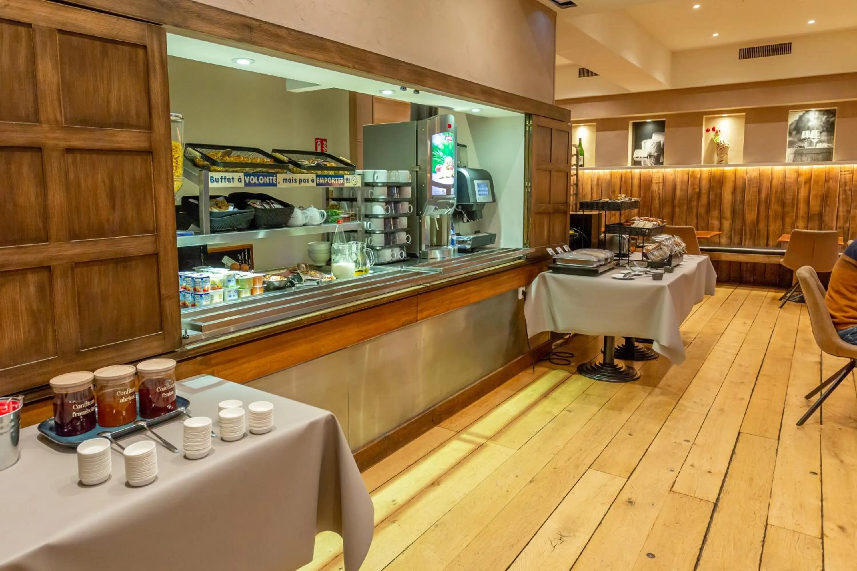 Breakfast in Hôtel The Originals Access - proche centre-ville - Gare