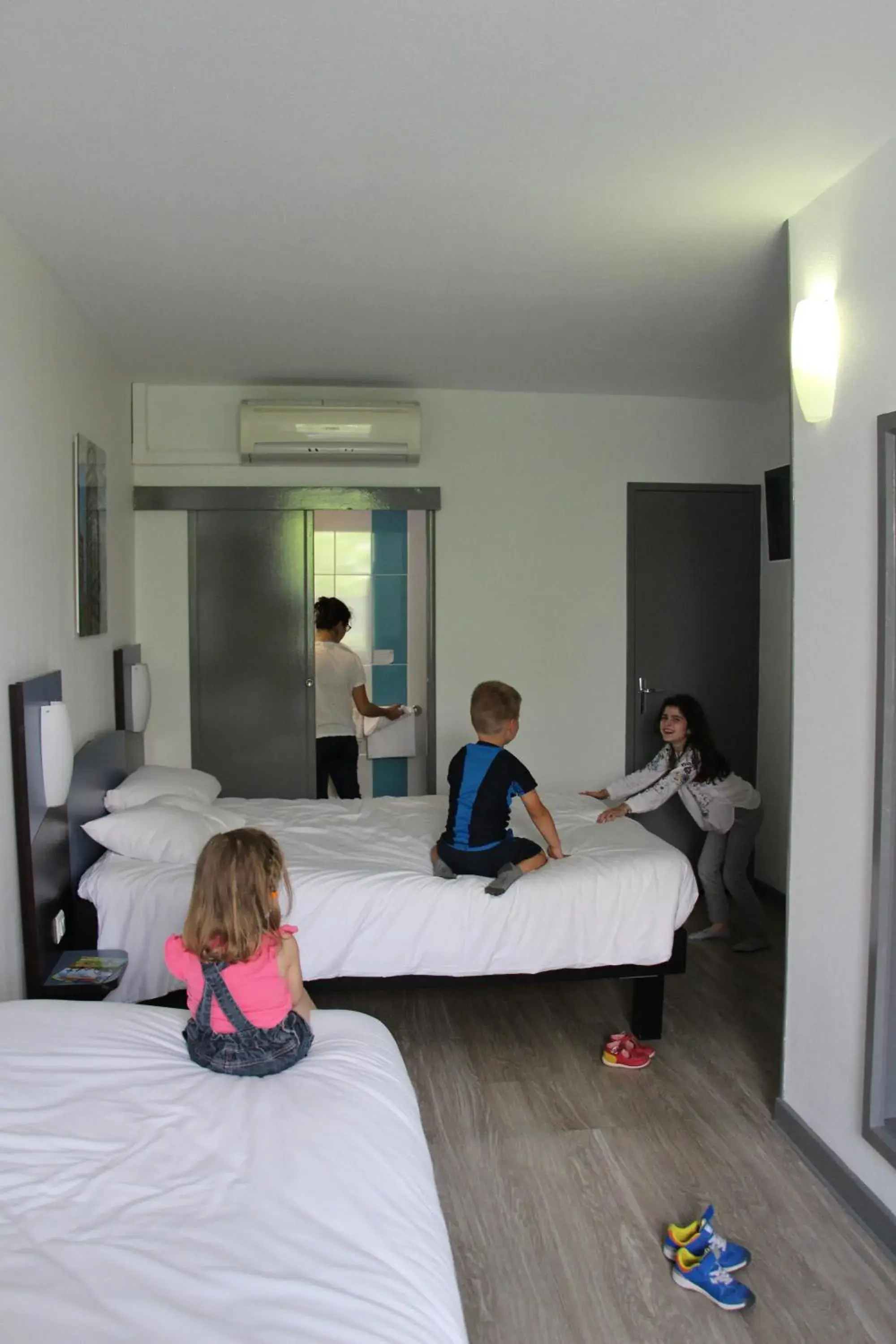 Photo of the whole room, Bed in Hôtel The Originals Access - proche centre-ville - Gare Photo of the whole room, Bed in Hôtel The Originals Access - proche centre-ville - Gare