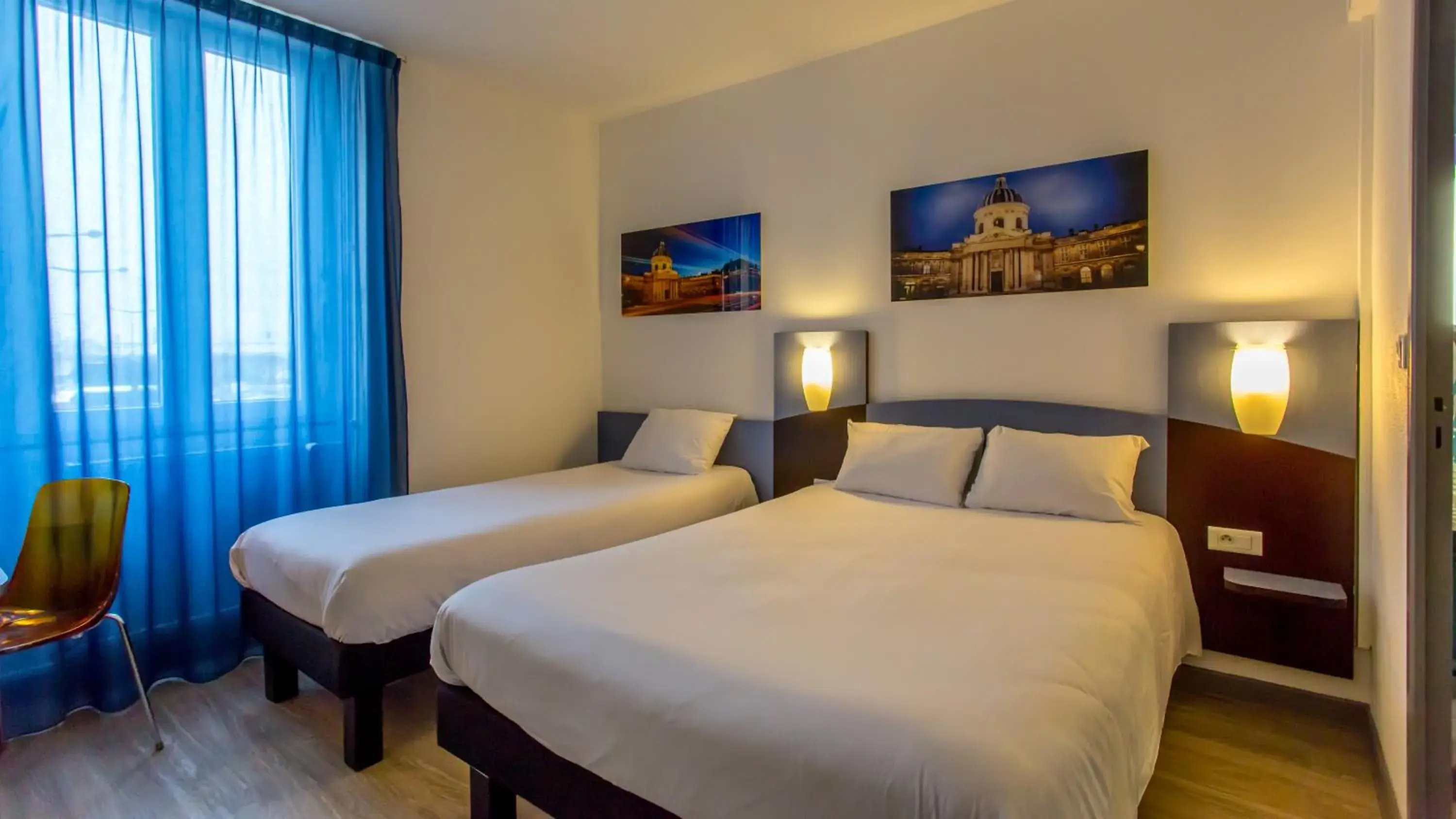 Photo of the whole room, Bed in Hôtel The Originals Access - proche centre-ville - Gare Photo of the whole room, Bed in Hôtel The Originals Access - proche centre-ville - Gare