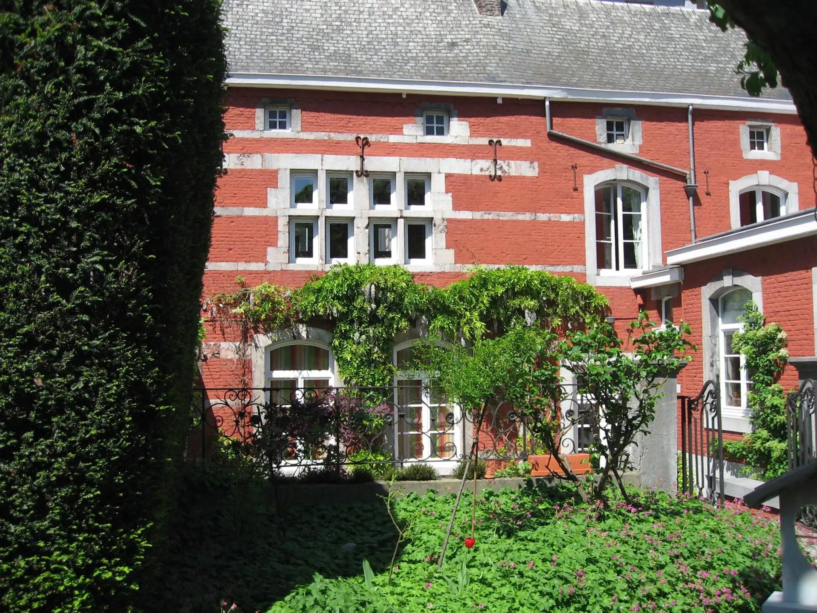 Chambre d'Hôtes Les Augustins - Parking sécurisé - Borne de recharge Chambre d'Hôtes Les Augustins - Parking sécurisé - Borne de recharge