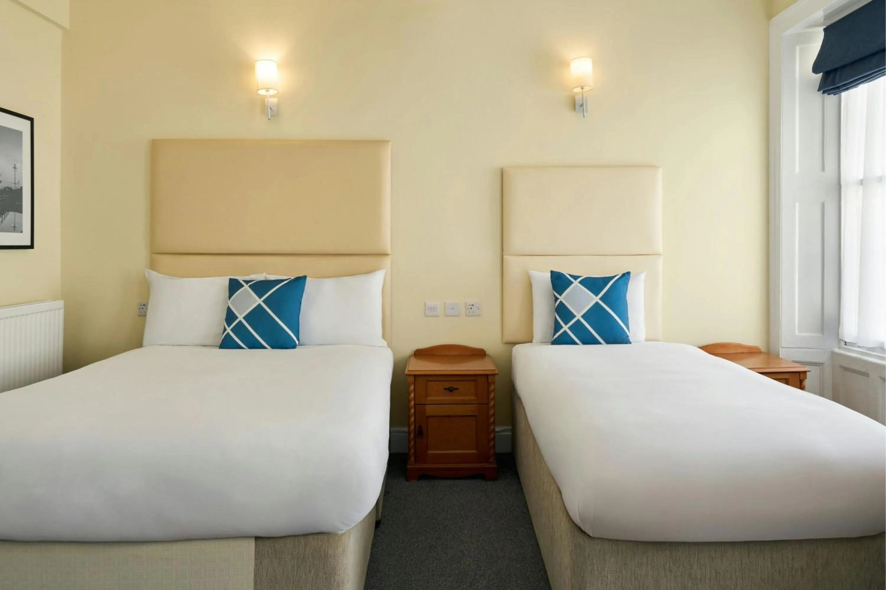 Photo of the whole room, Bed in Four Points Flex by Sheraton Brighton