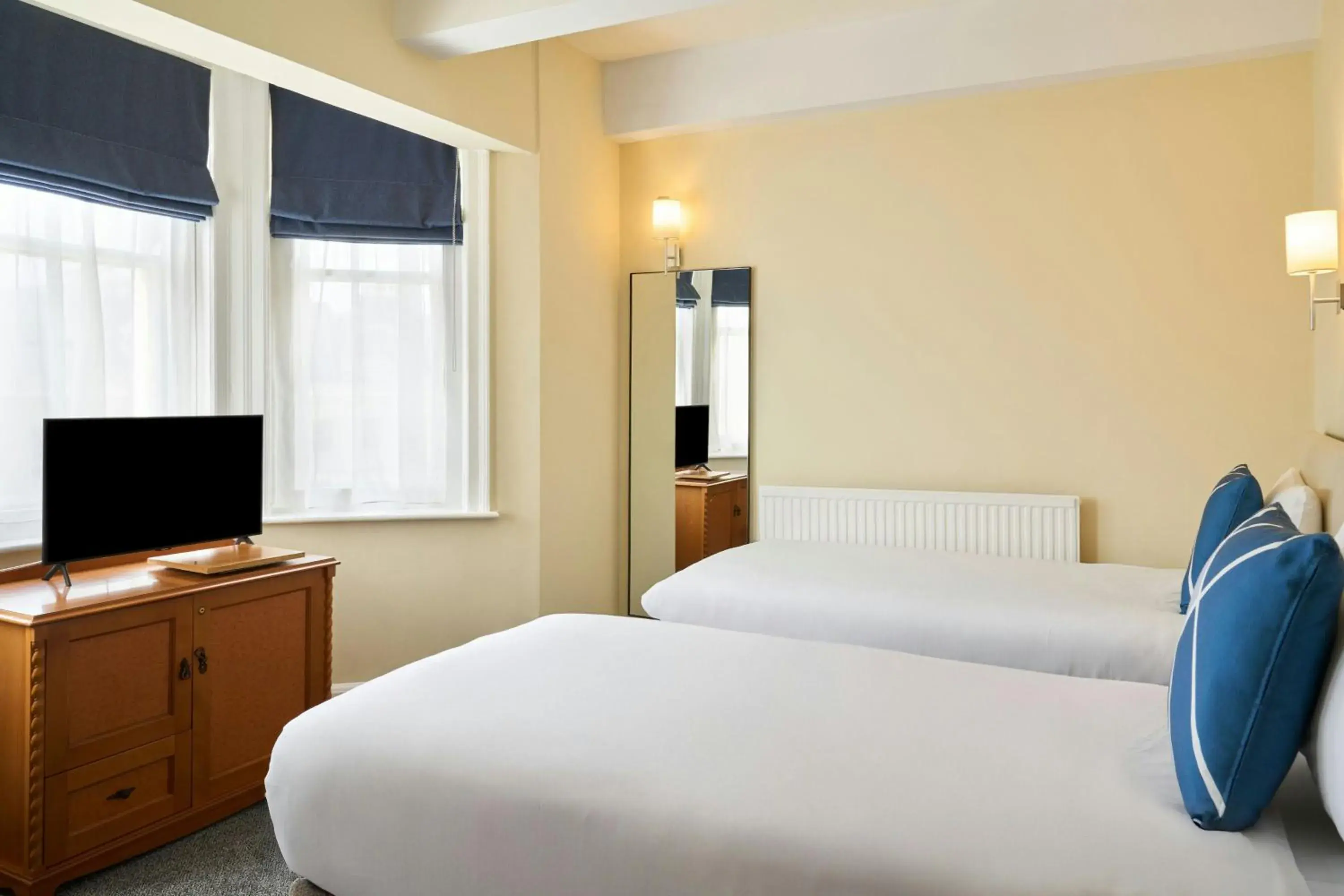 Photo of the whole room, Bed in Four Points Flex by Sheraton Brighton Photo of the whole room, Bed in Four Points Flex by Sheraton Brighton