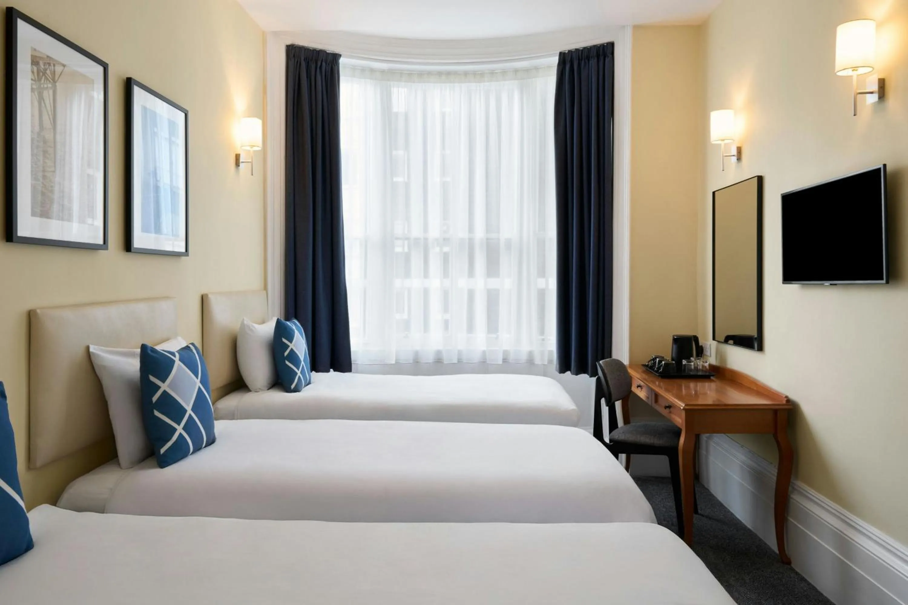 Photo of the whole room, Bed in Four Points Flex by Sheraton Brighton