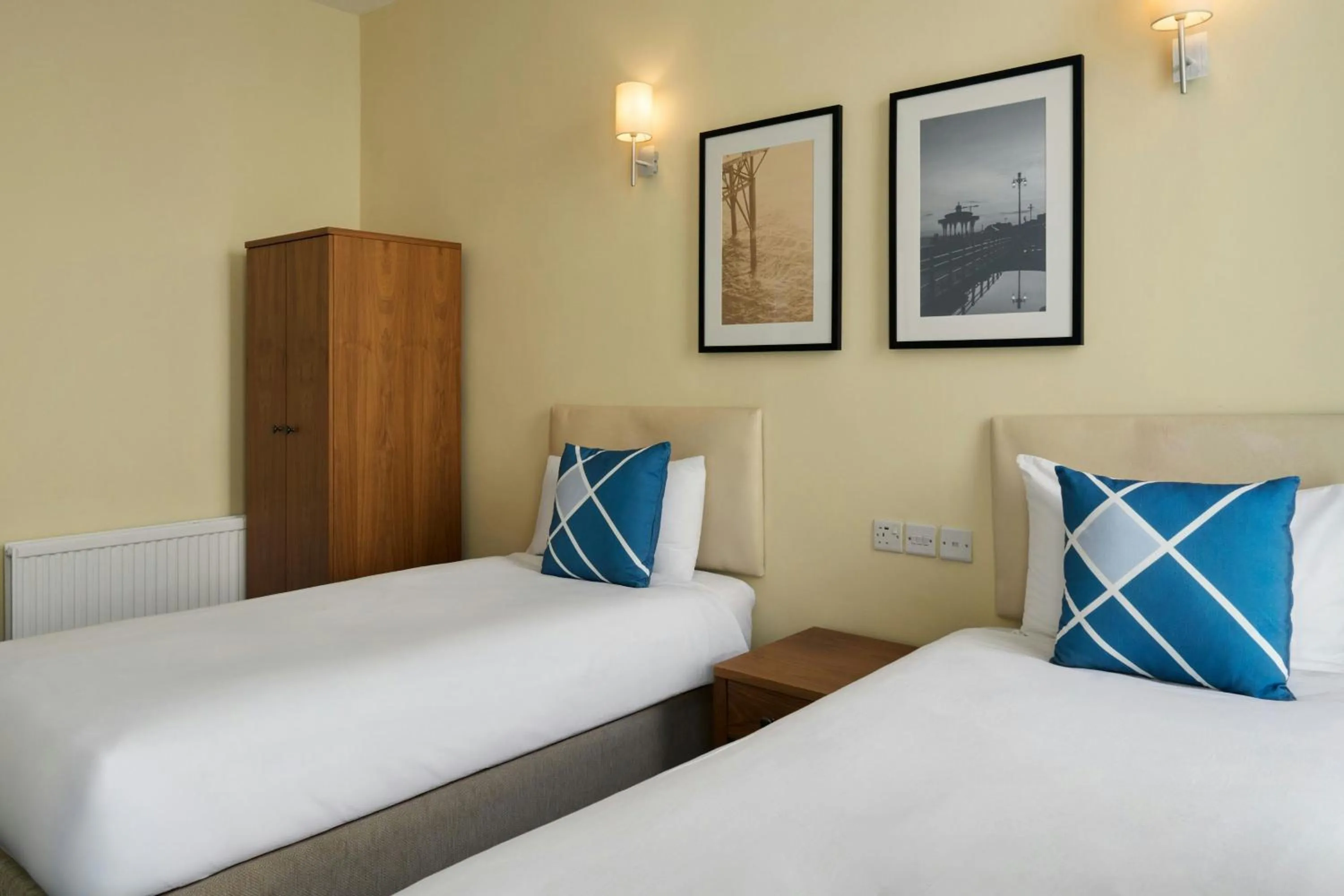 Photo of the whole room, Bed in Four Points Flex by Sheraton Brighton