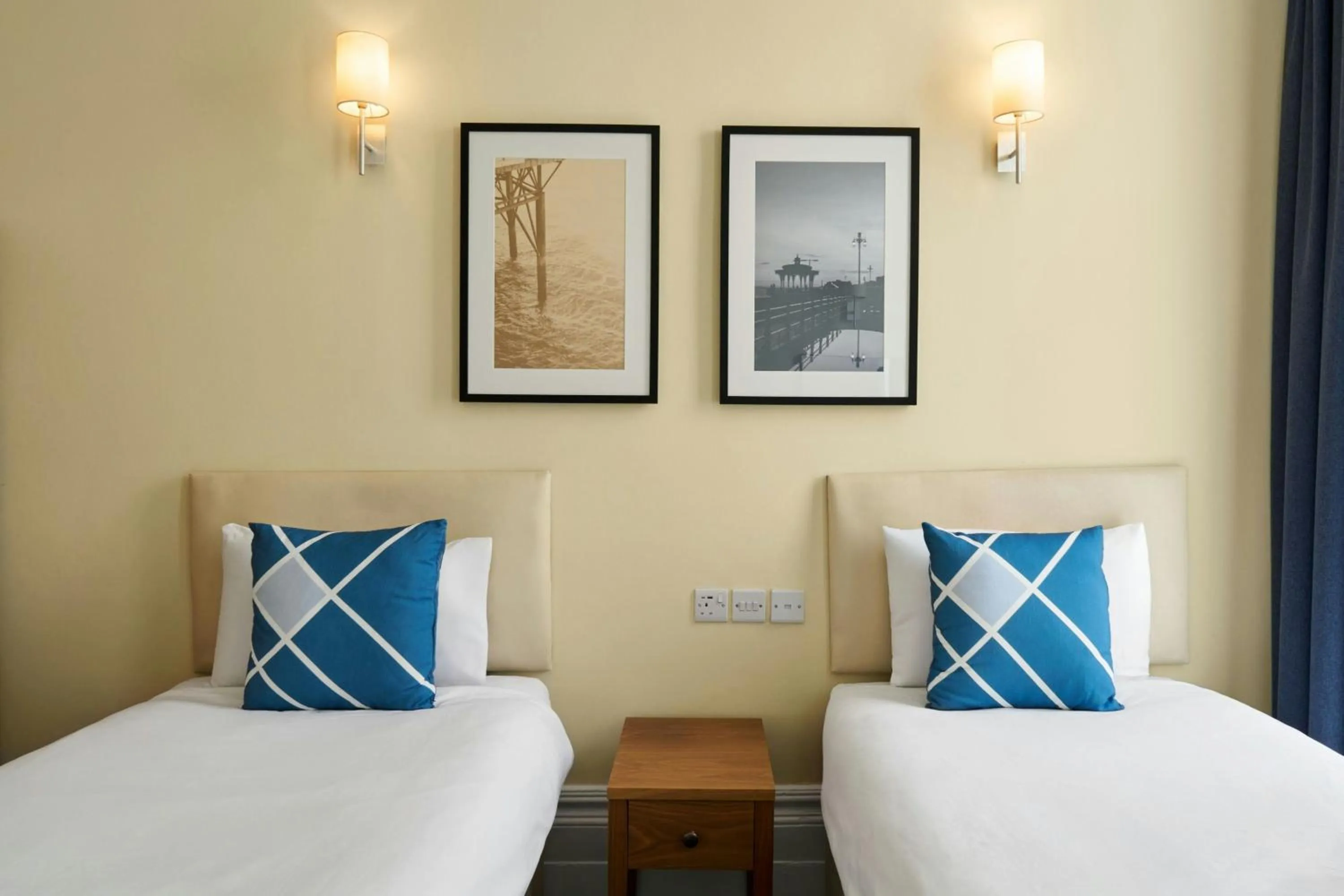 Photo of the whole room, Bed in Four Points Flex by Sheraton Brighton