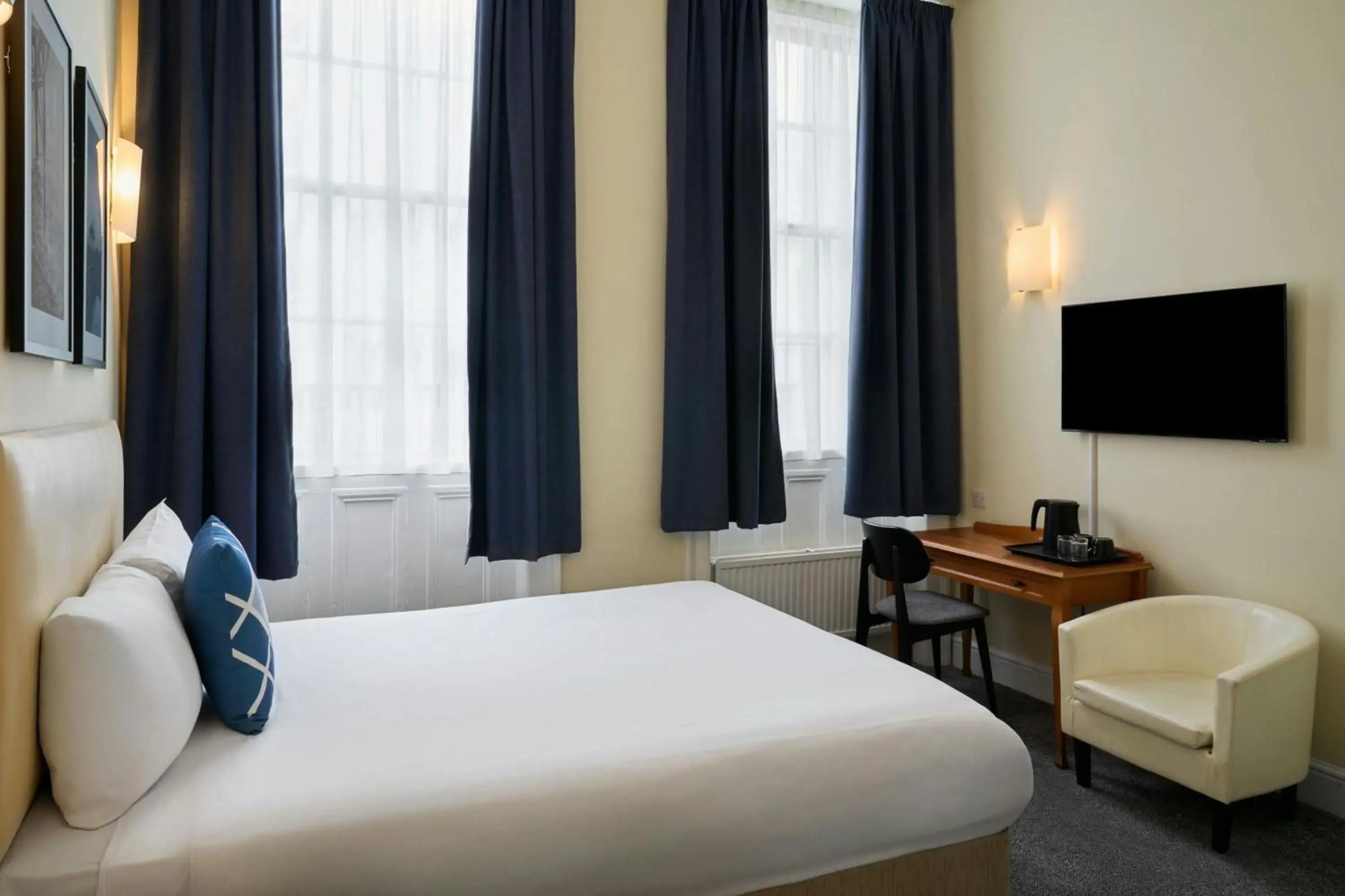 Photo of the whole room, Bed in Four Points Flex by Sheraton Brighton Photo of the whole room, Bed in Four Points Flex by Sheraton Brighton