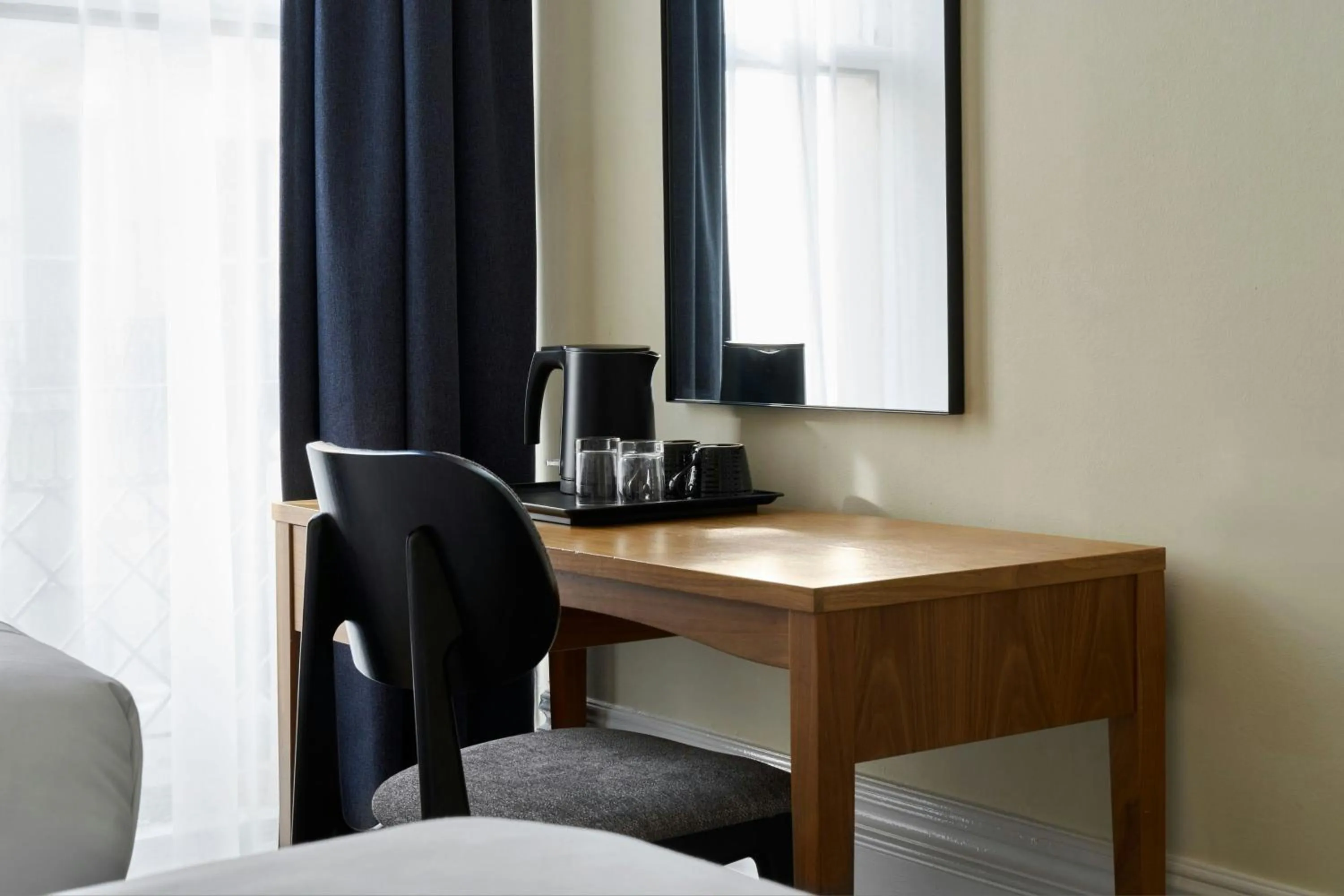 Photo of the whole room in Four Points Flex by Sheraton Brighton