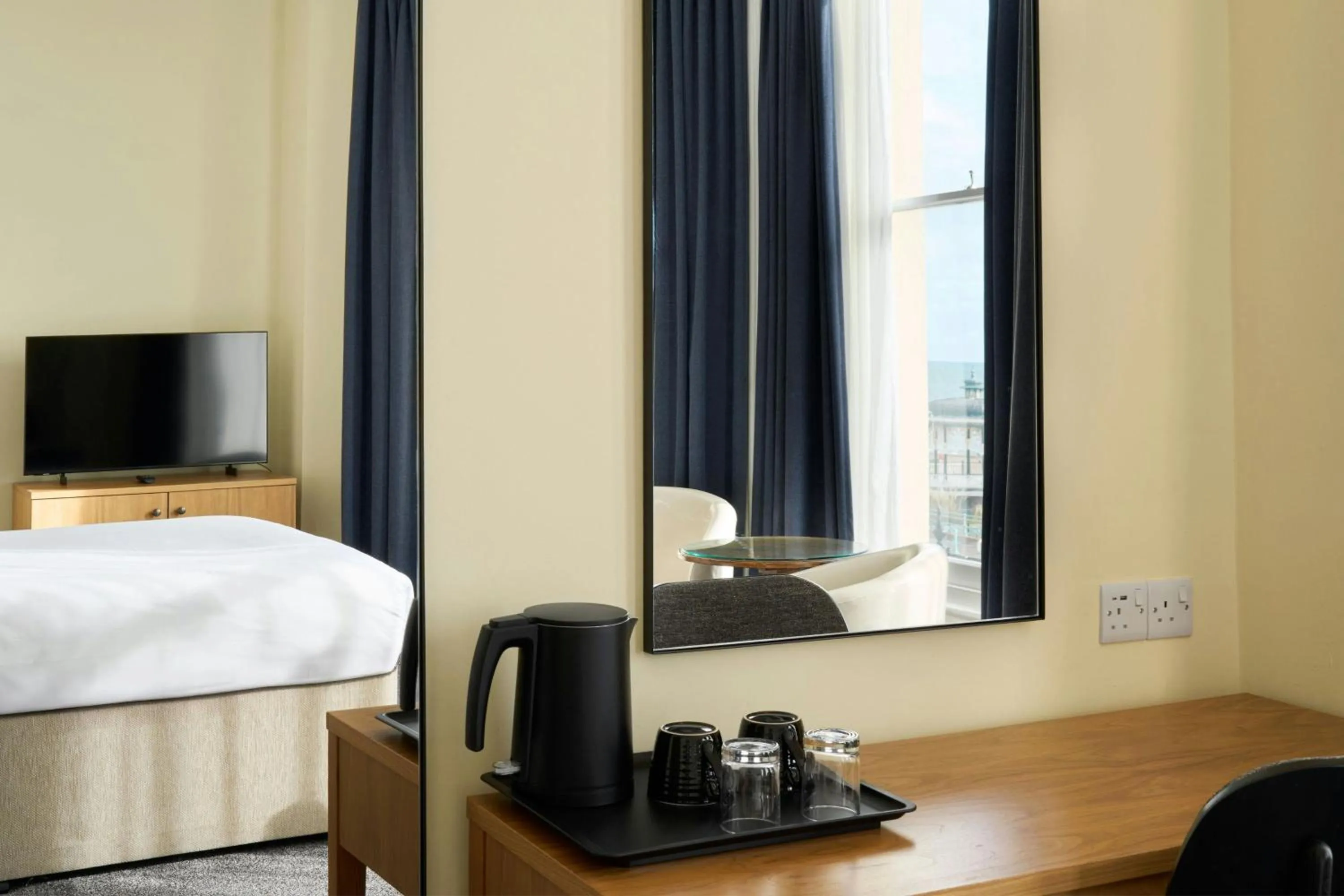 Photo of the whole room, Bed in Four Points Flex by Sheraton Brighton