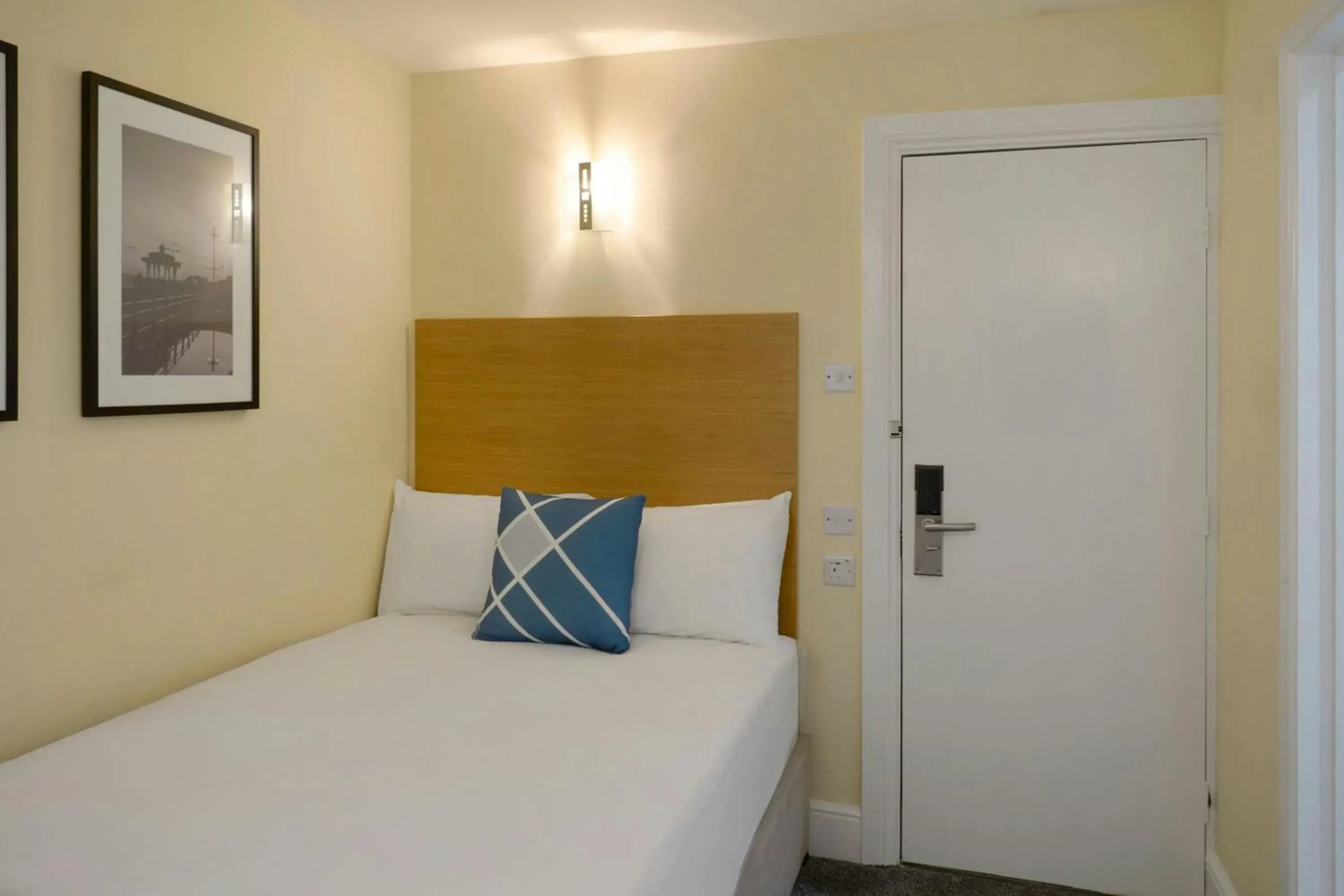 Photo of the whole room, Bed in Four Points Flex by Sheraton Brighton Photo of the whole room, Bed in Four Points Flex by Sheraton Brighton