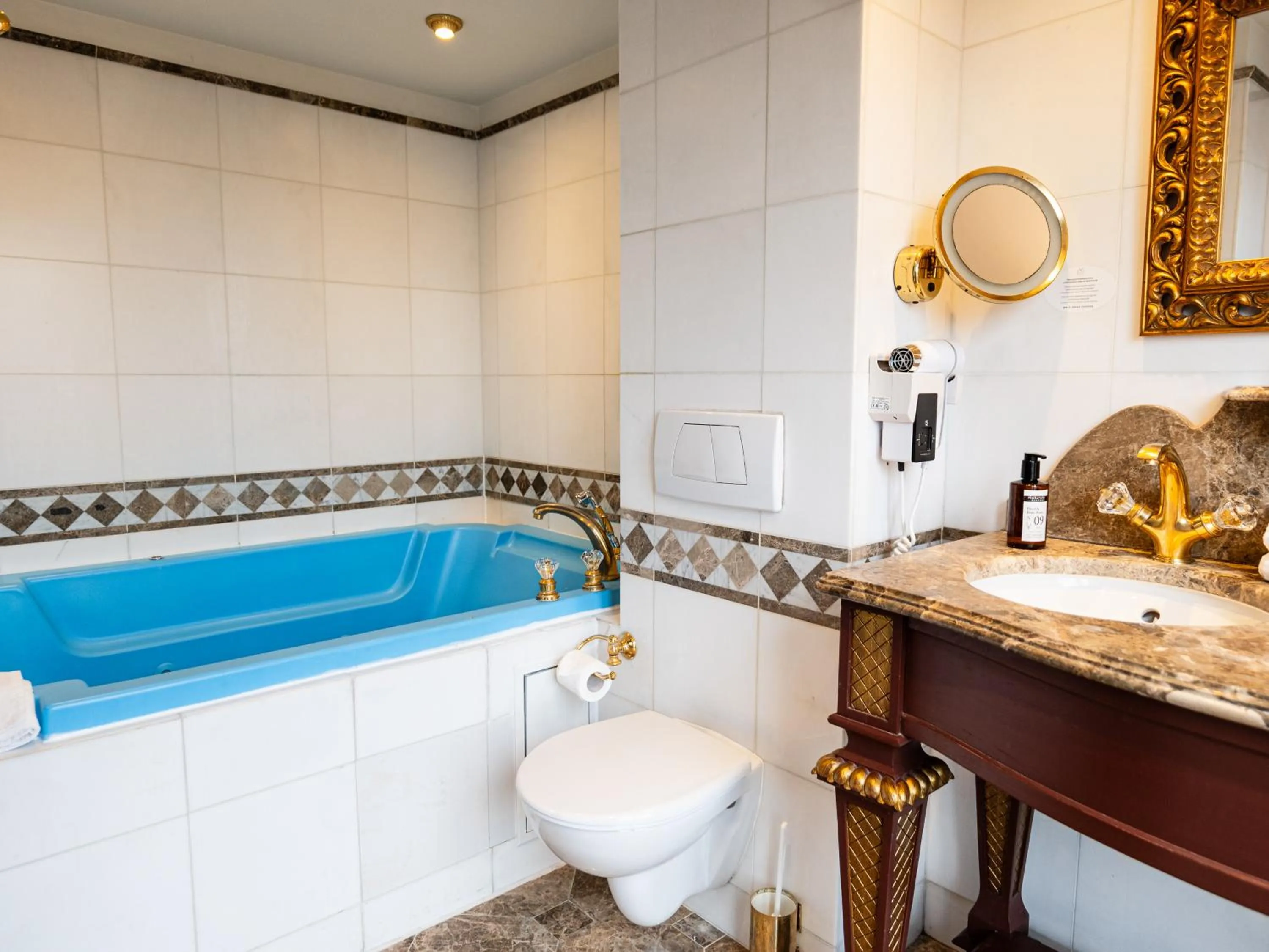 Hot Tub in La Villa Royale