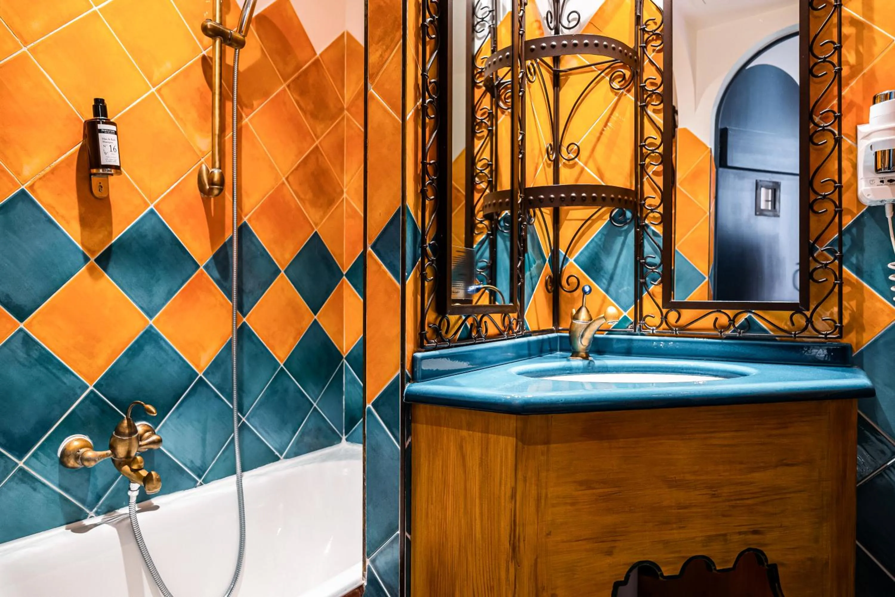 Shower in Villa Royale Montsouris