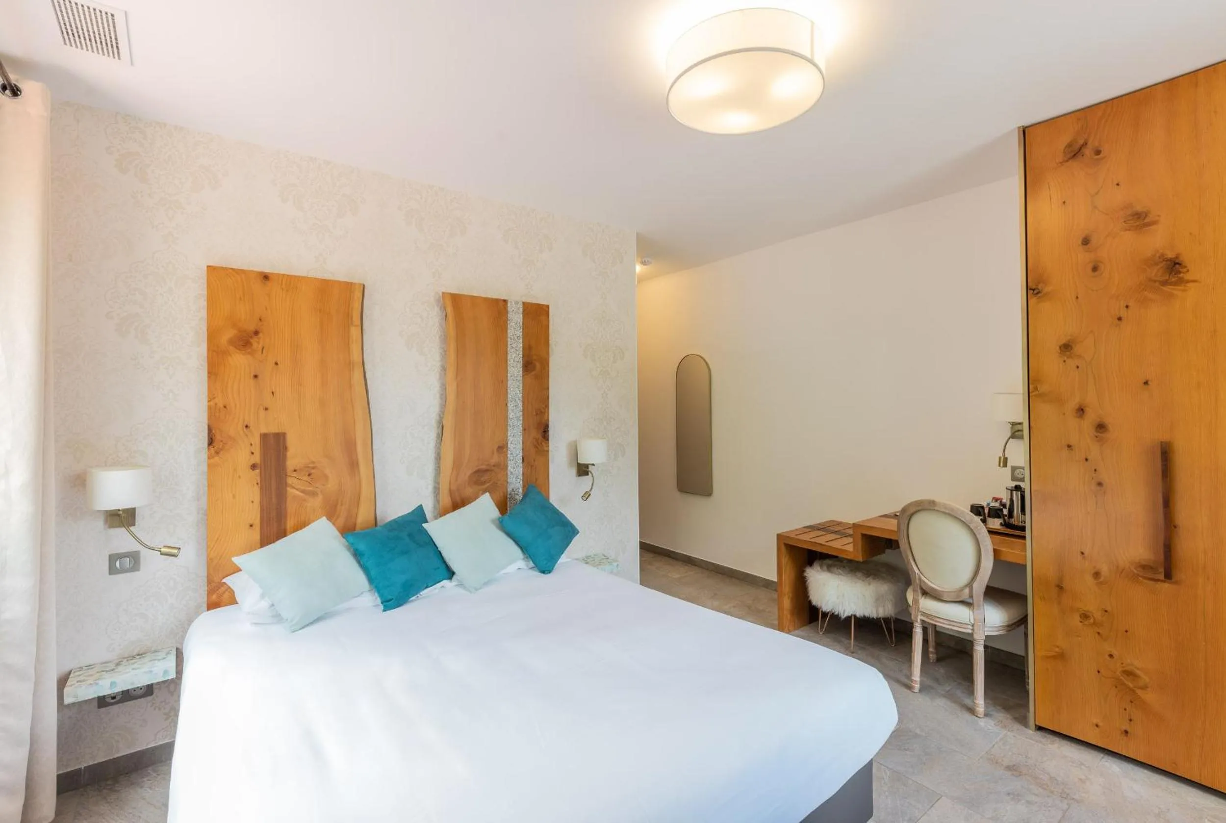 Photo of the whole room, Bed in Hôtel de la Restonica