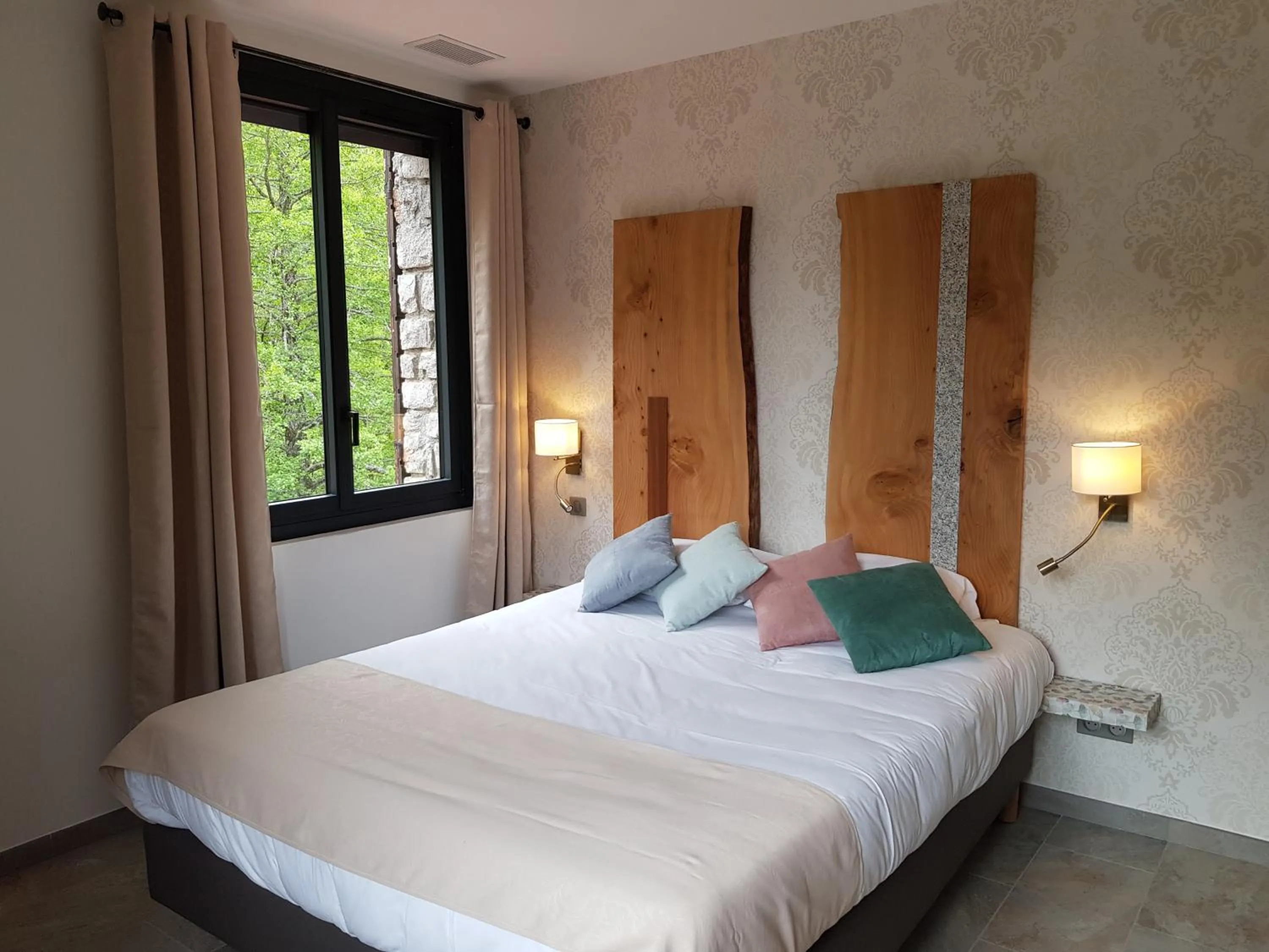 Bedroom, Bed in Hôtel de la Restonica