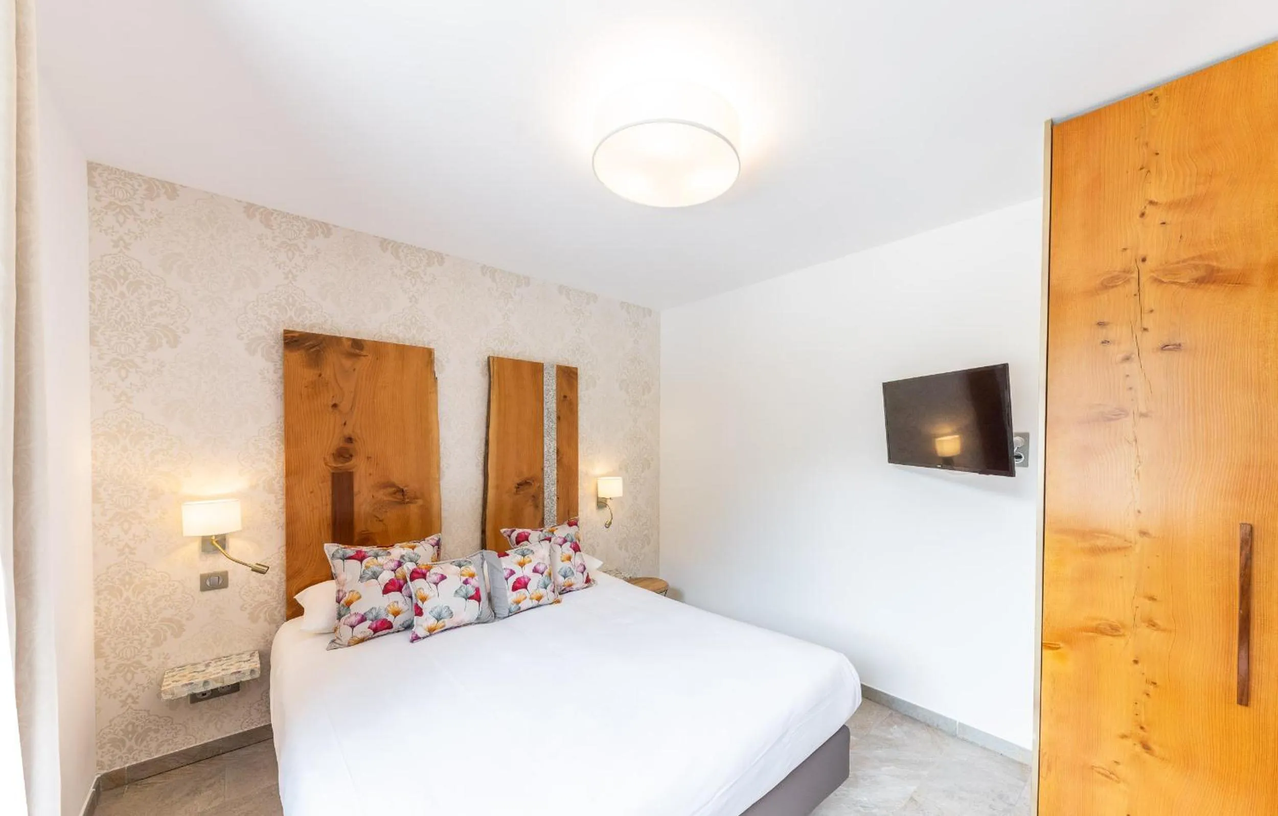 Bedroom, Bed in Hôtel de la Restonica