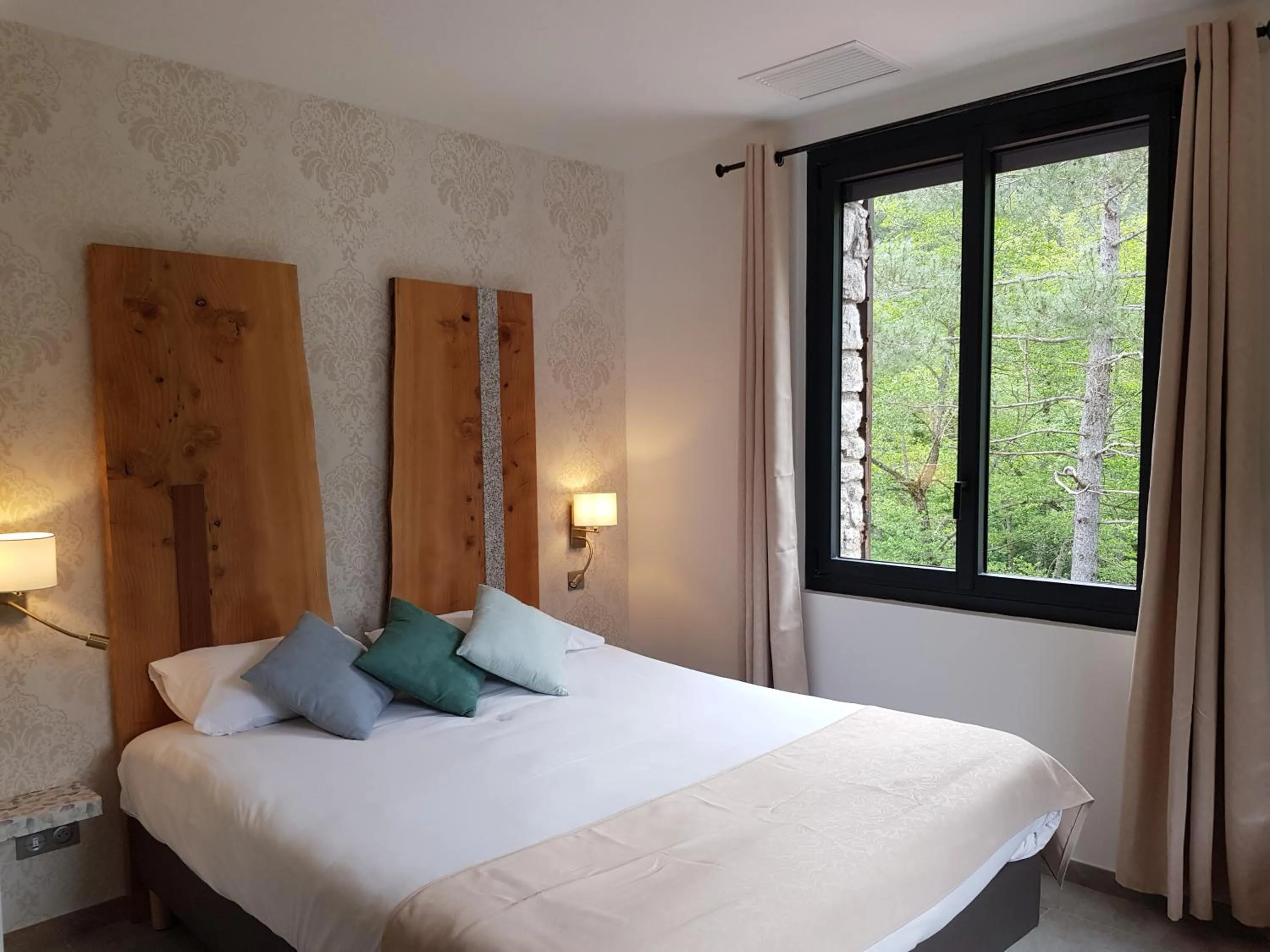 Bedroom, Bed in Hôtel de la Restonica