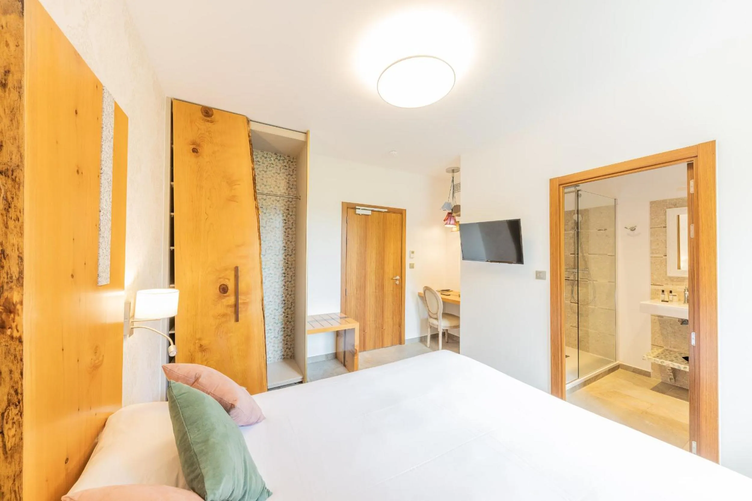 Photo of the whole room, Bed in Hôtel de la Restonica