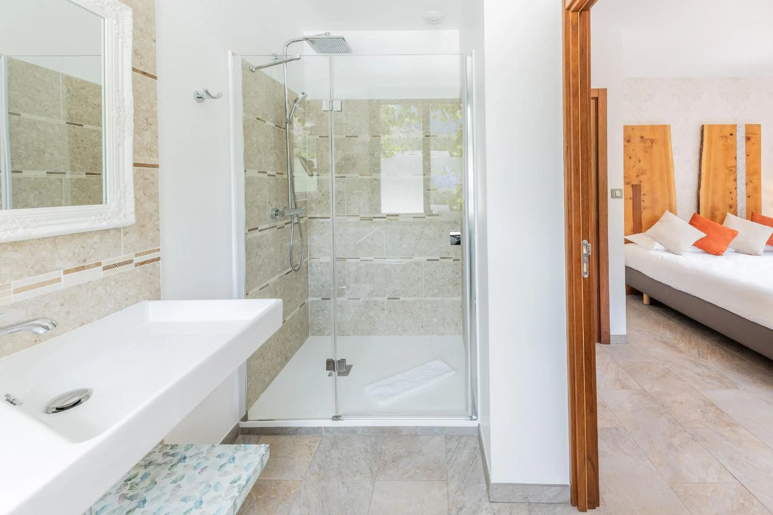 Bathroom, Bed in Hôtel de la Restonica