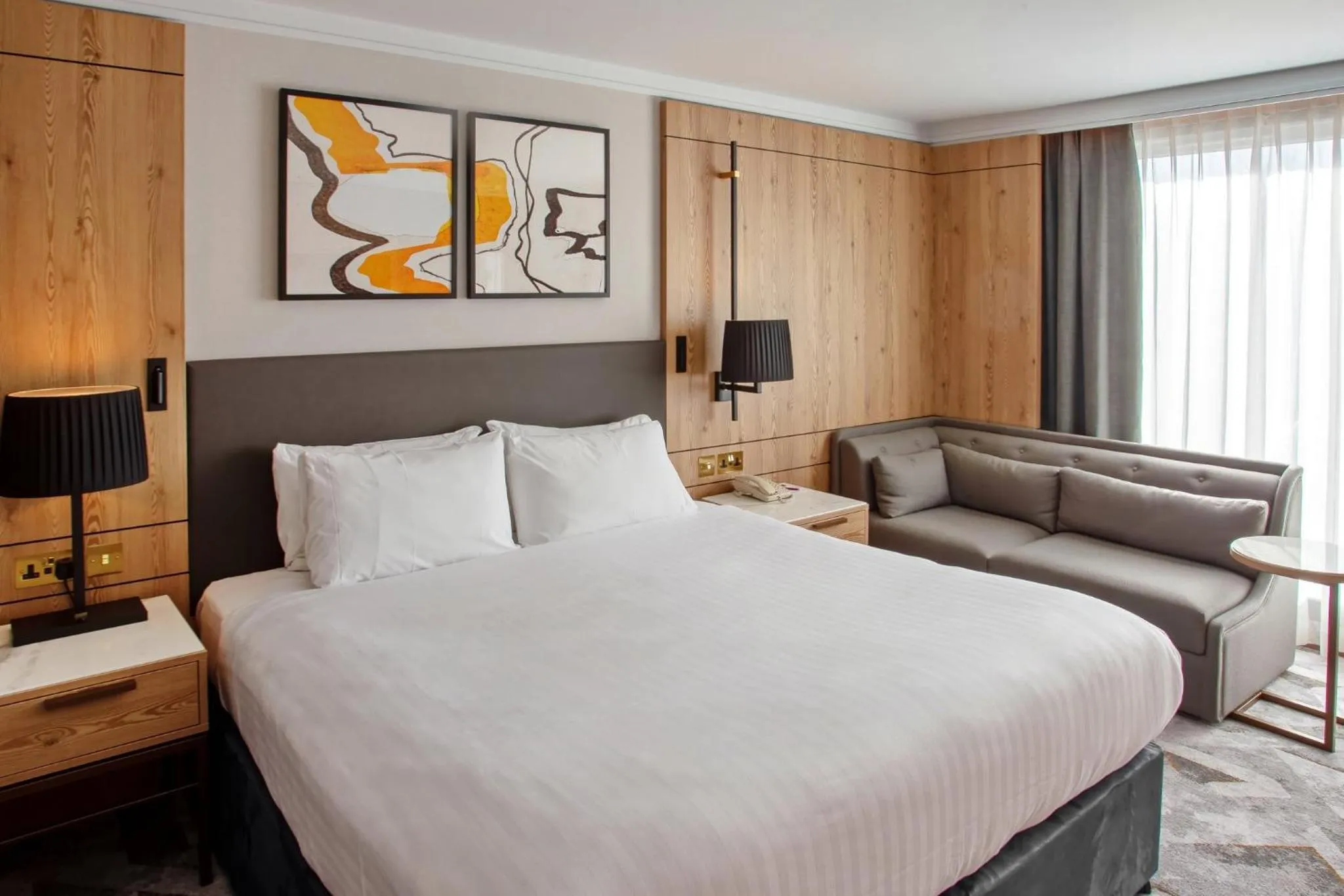 Photo of the whole room, Bed in Crowne Plaza Marlow by IHG