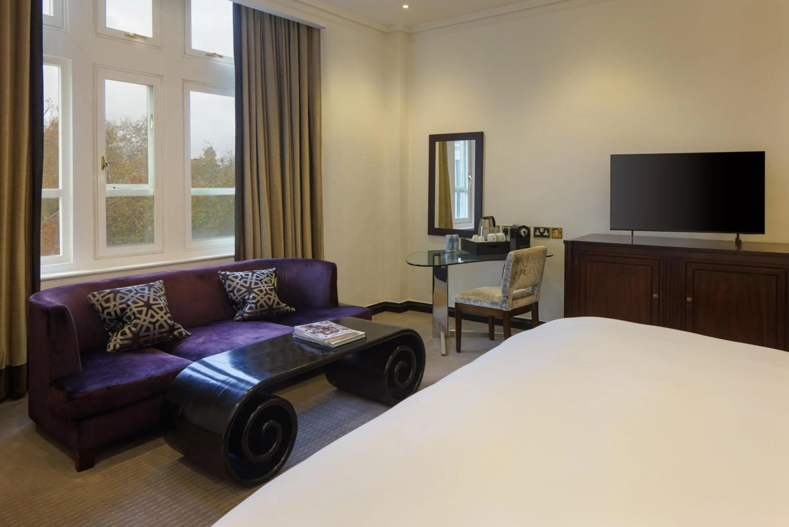 Bedroom, Bed in Radisson Blu Hotel, London Leicester Square