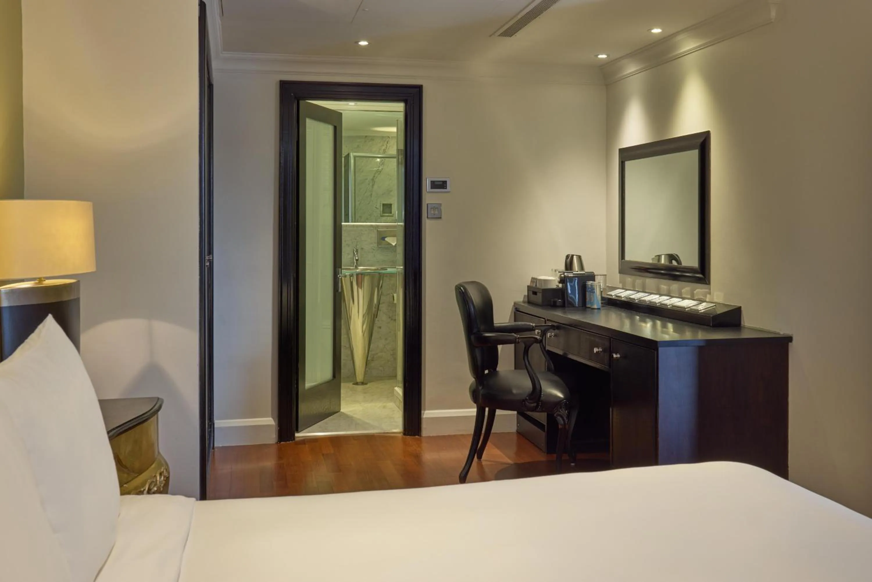 Photo of the whole room, Bed in Radisson Blu Hotel, London Leicester Square