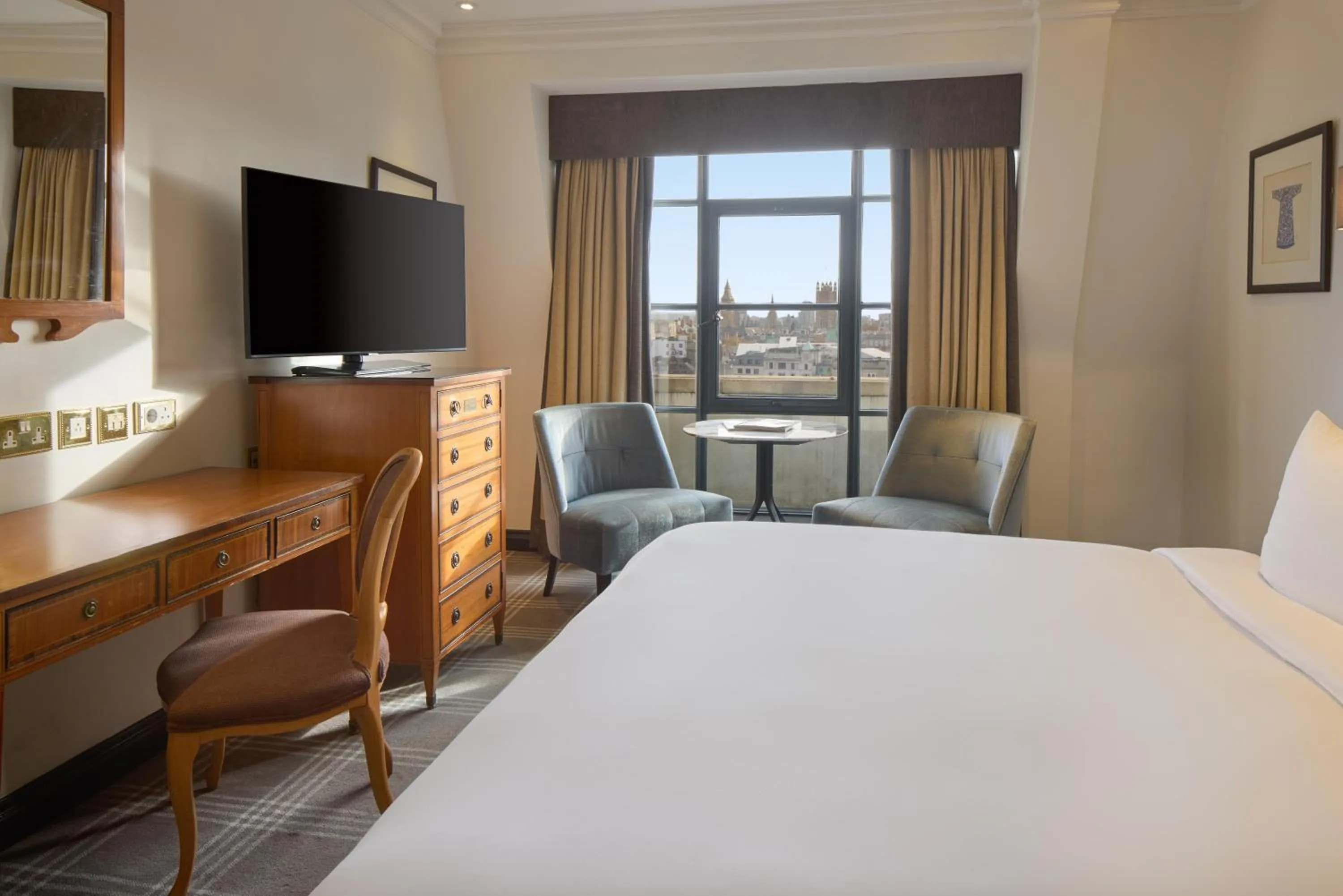 Bedroom, Bed in Radisson Blu Hotel, London Leicester Square