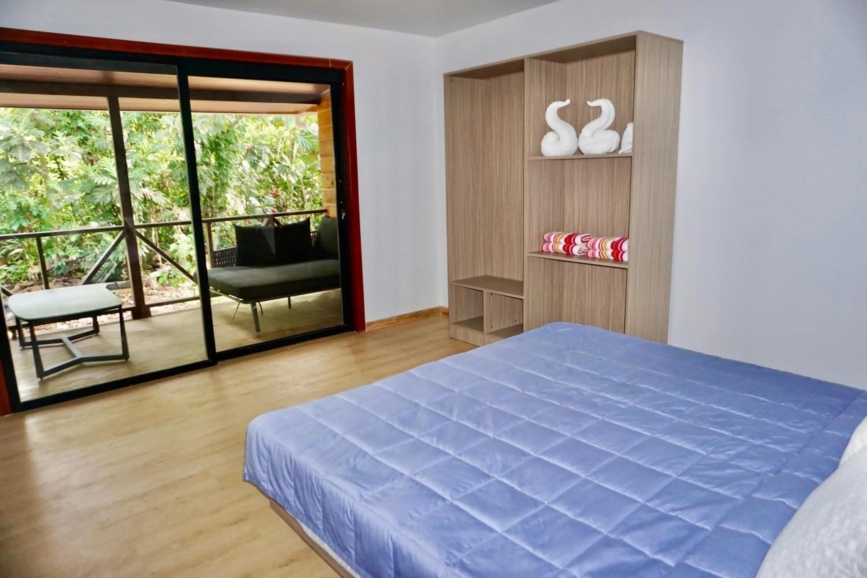 Balcony/Terrace, Bed in Oasis Bluff Beach