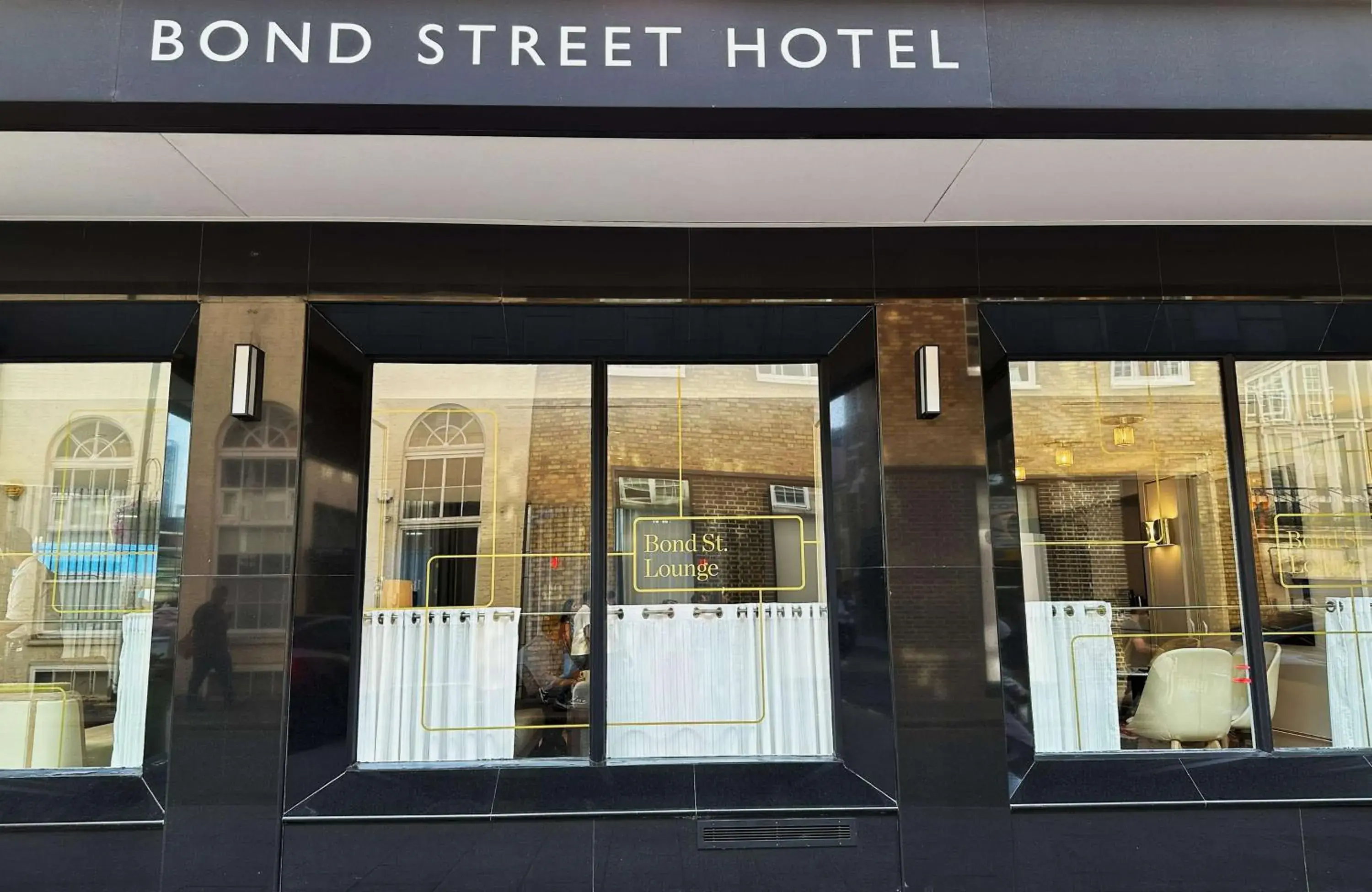 Lounge or bar in Radisson Blu Hotel, London Bond Street Lounge or bar in Radisson Blu Hotel, London Bond Street