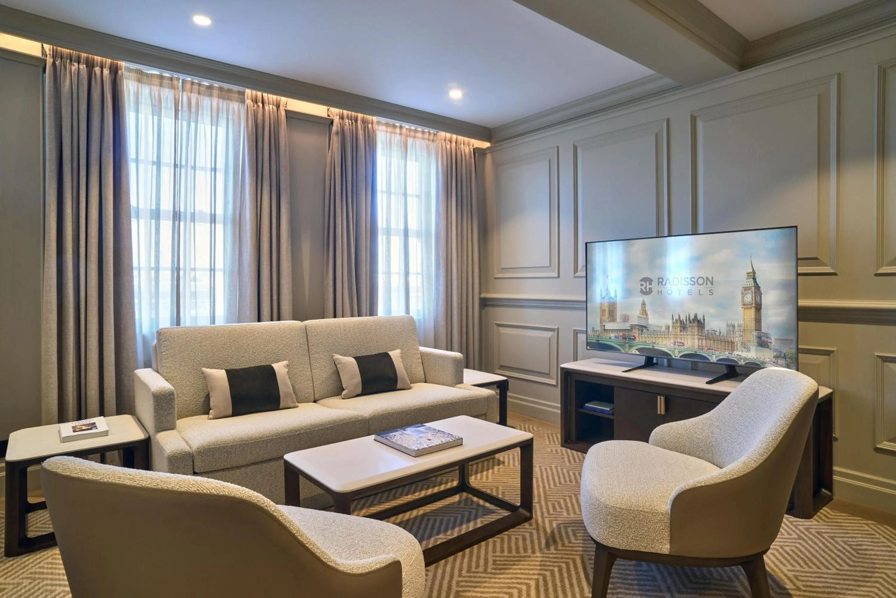 Photo of the whole room in Radisson Blu Hotel, London Bond Street