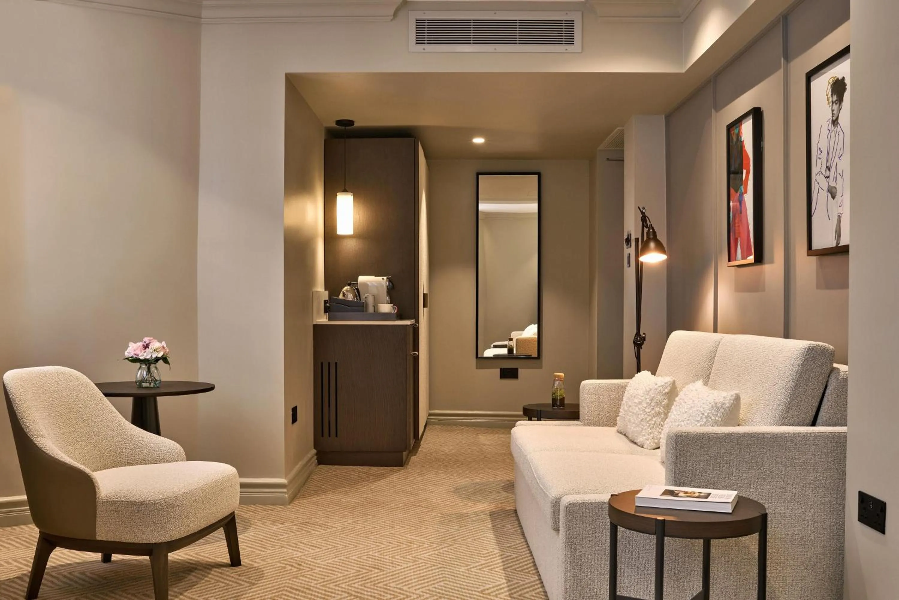 Photo of the whole room in Radisson Blu Hotel, London Bond Street