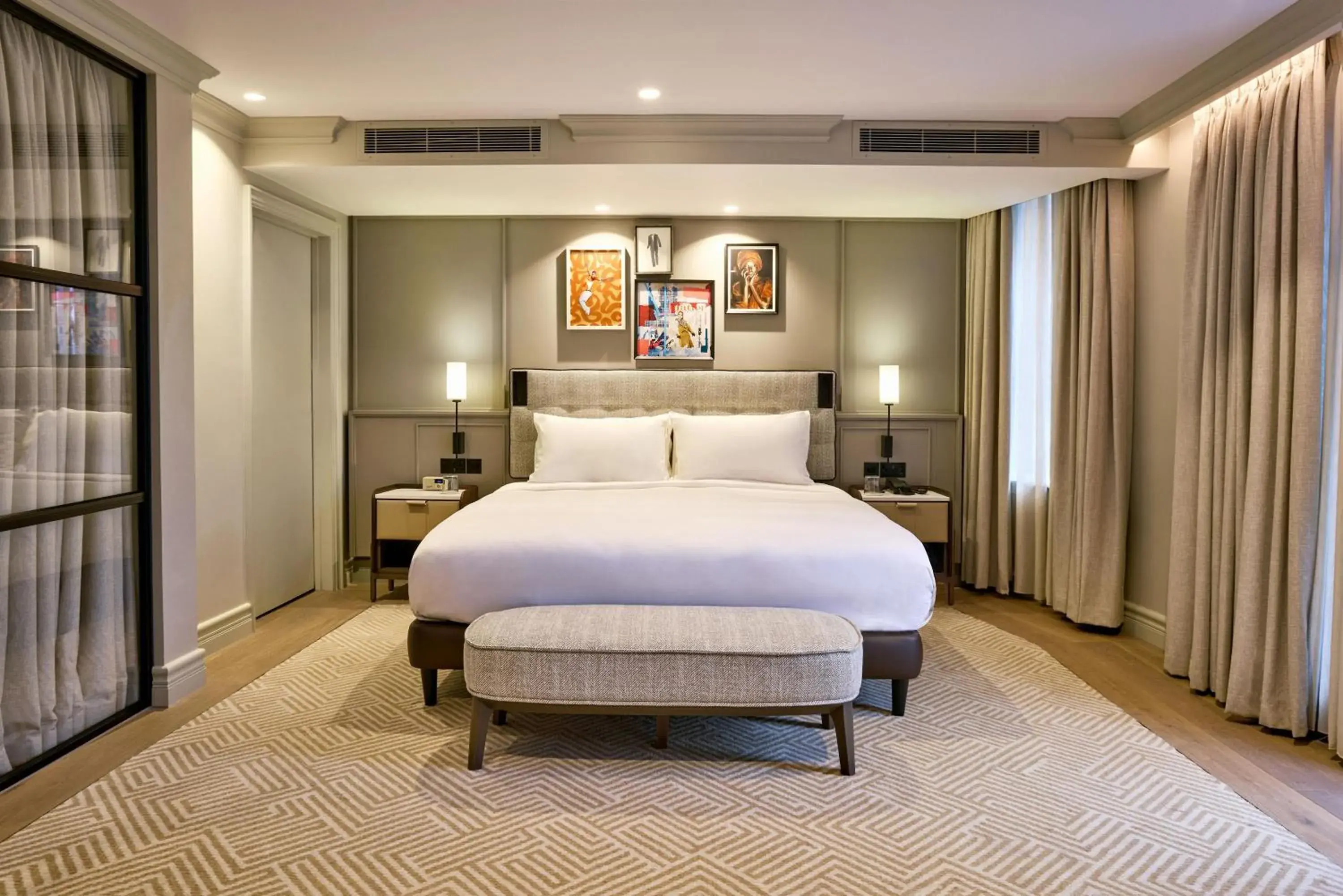 Photo of the whole room, Bed in Radisson Blu Hotel, London Bond Street Photo of the whole room, Bed in Radisson Blu Hotel, London Bond Street