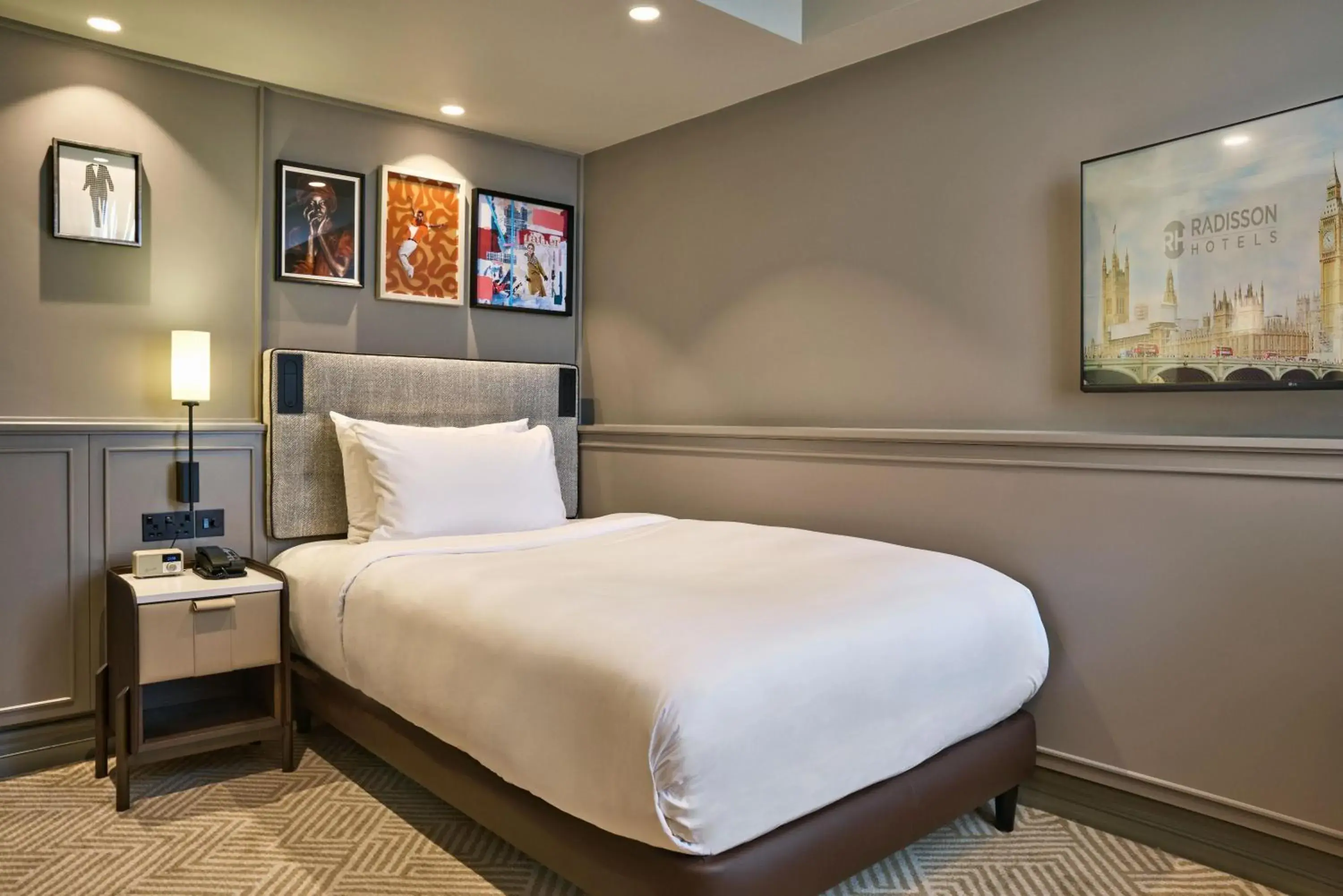 Bedroom, Bed in Radisson Blu Hotel, London Bond Street Bedroom, Bed in Radisson Blu Hotel, London Bond Street