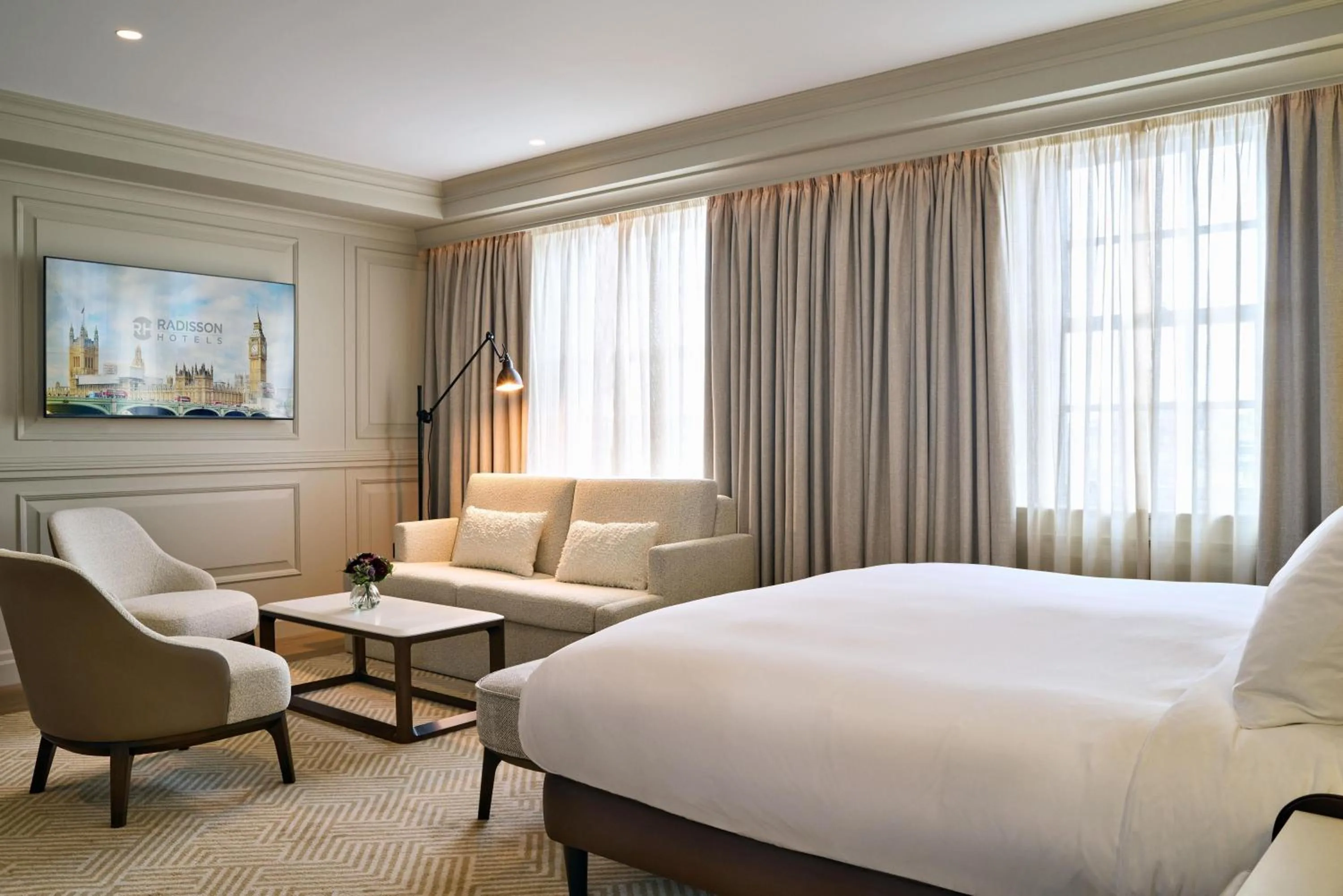 Photo of the whole room, Bed in Radisson Blu Hotel, London Bond Street