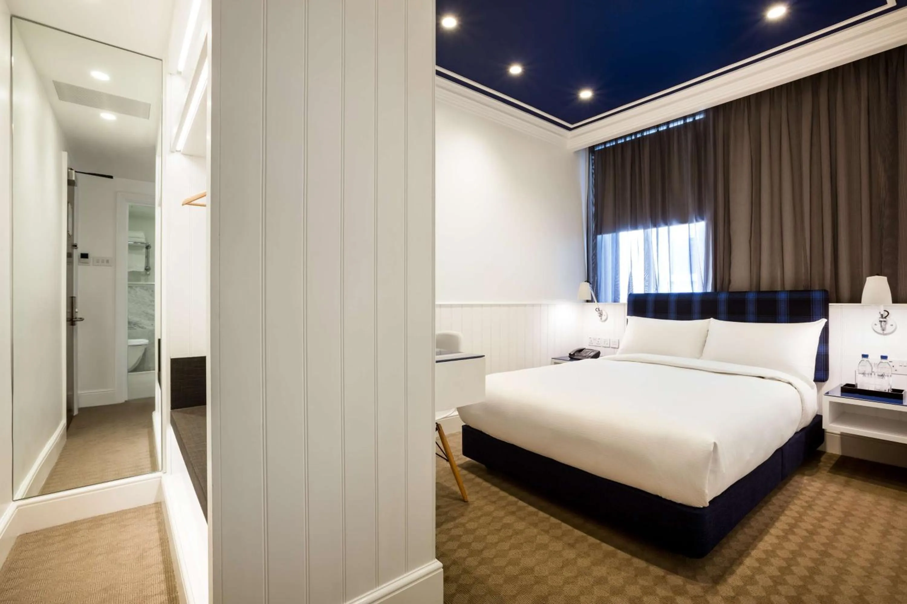 Bedroom, Bed in Radisson Blu Hotel, London Tottenham Court Road