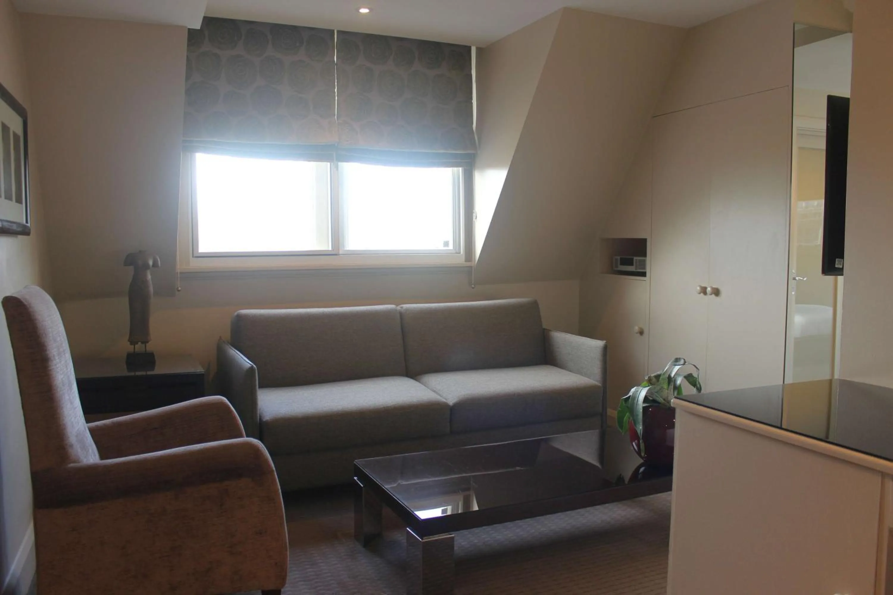 Photo of the whole room in Radisson Blu Hotel, London Tottenham Court Road