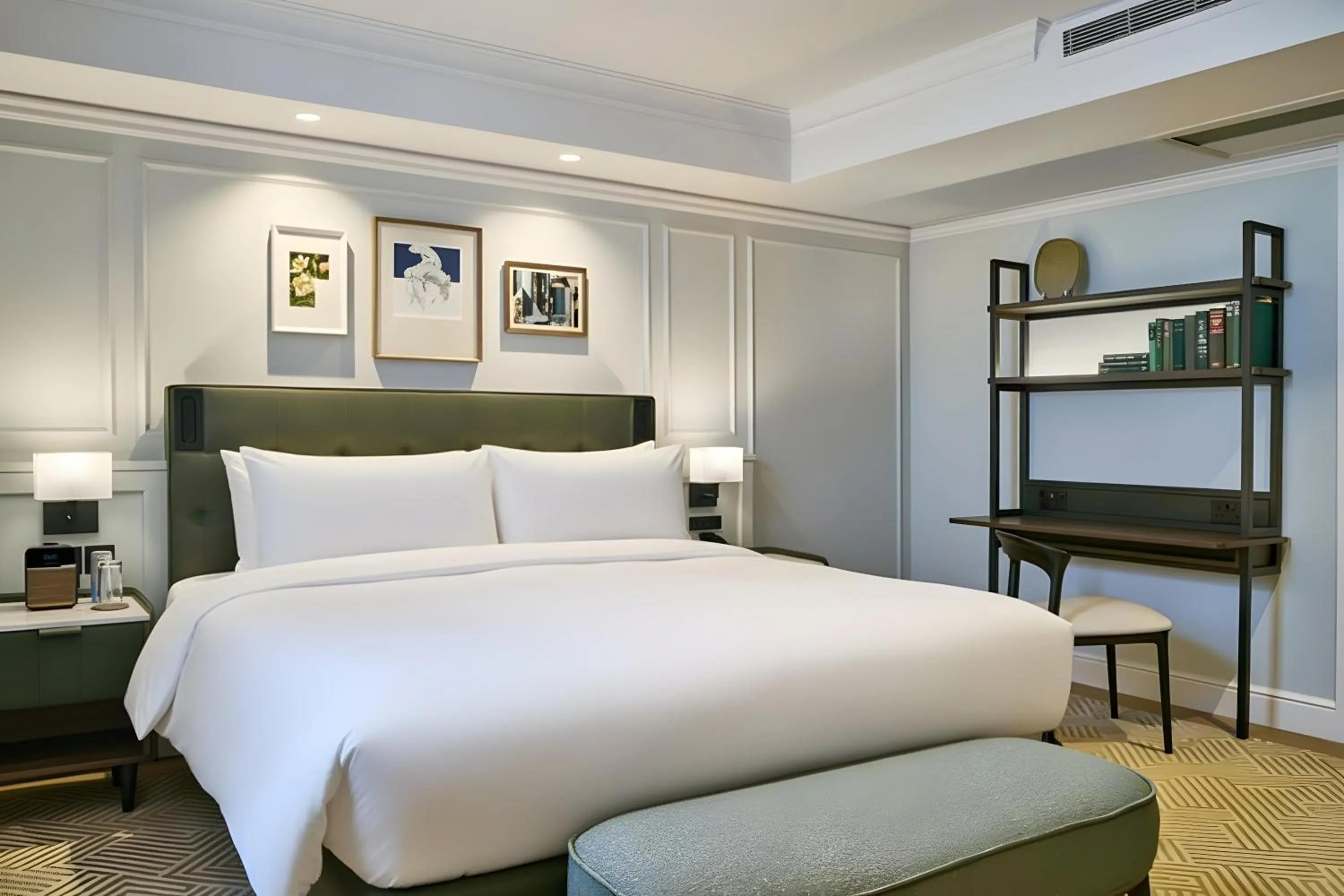 Bedroom, Bed in Radisson Blu Hotel, London Bloomsbury