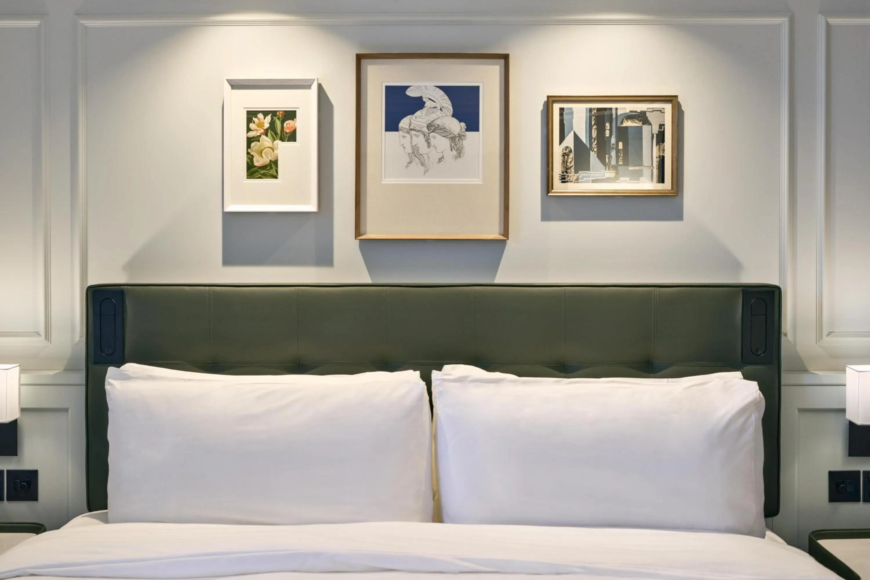 Bedroom, Bed in Radisson Blu Hotel, London Bloomsbury