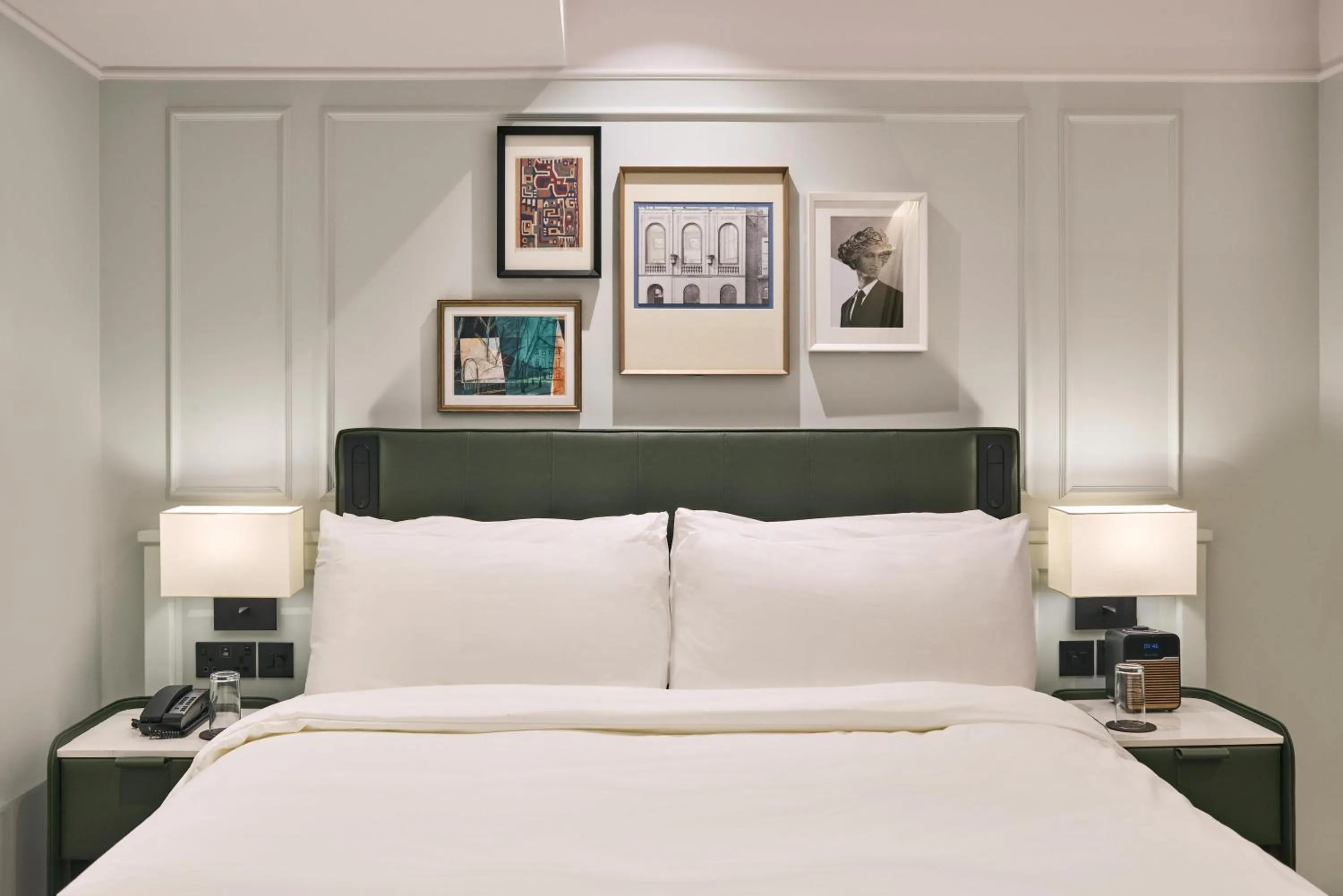 Bedroom, Bed in Radisson Blu Hotel, London Bloomsbury